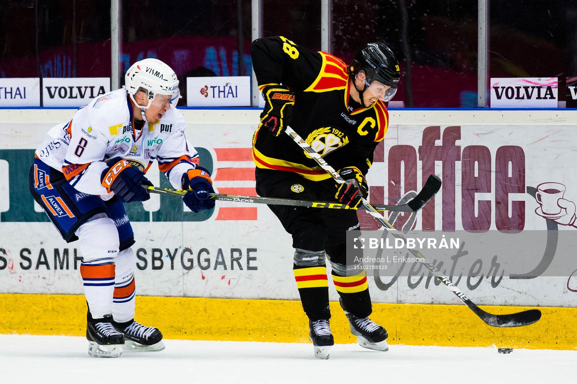 Växjös Ville Varakas i kamp om pucken med Brynäs Anton