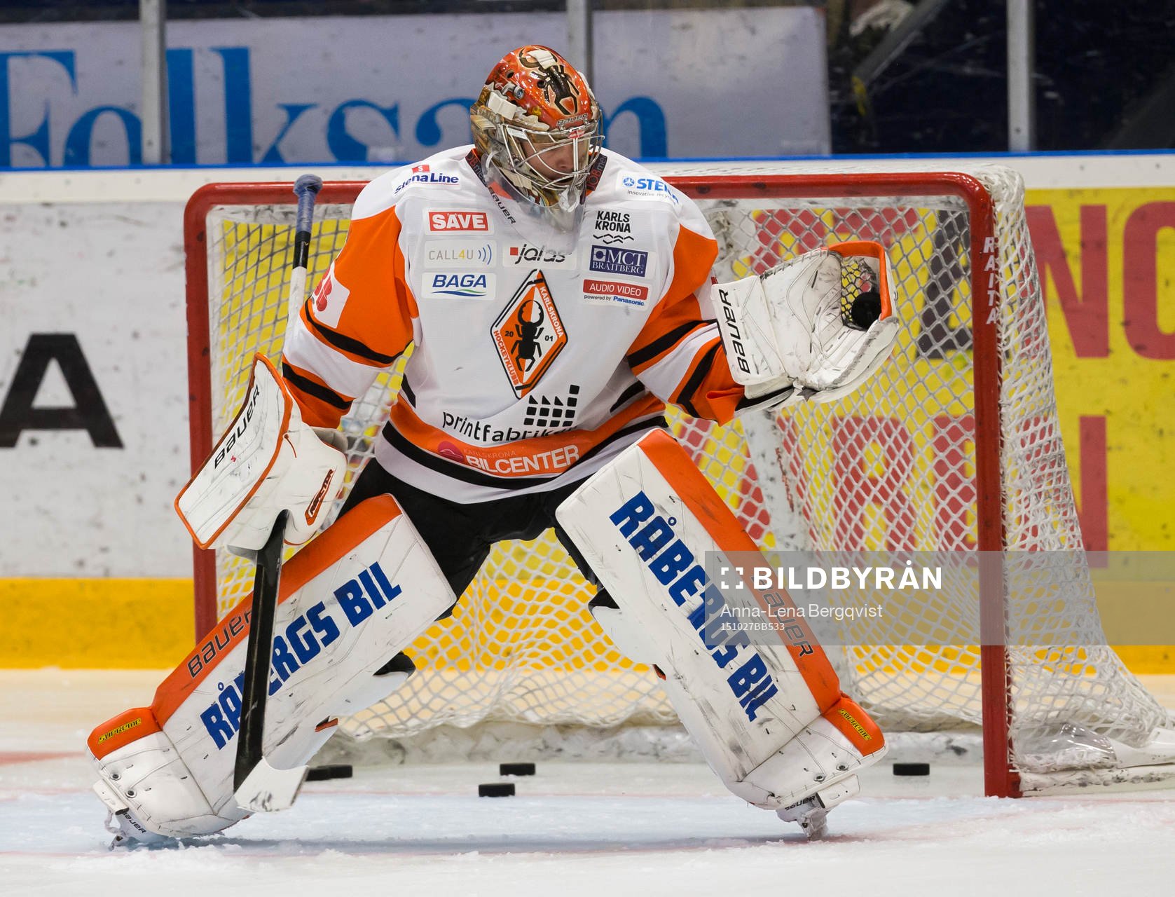 Karlskronas målvakt Patrick Galbraith tar en puck i