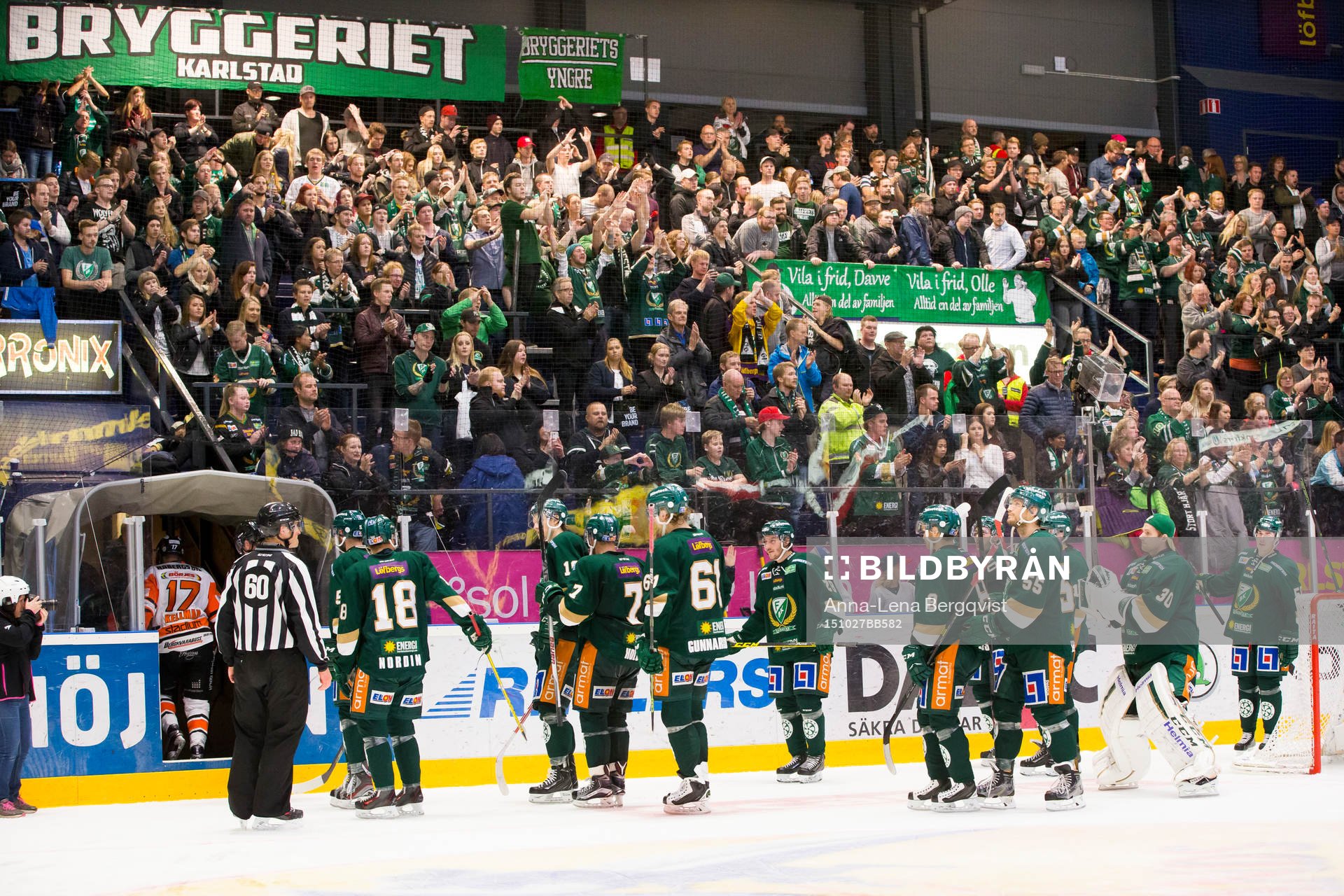 Färjestads supporters på läktaren jublar åt spelarna