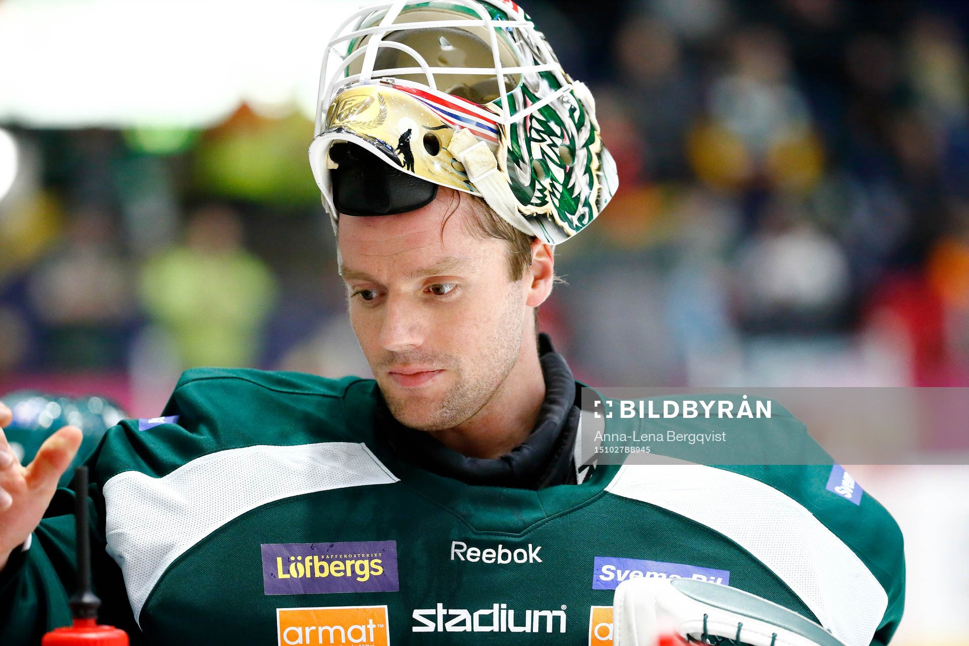 Färjestads målvakt Lars Haugen med mask i pannan