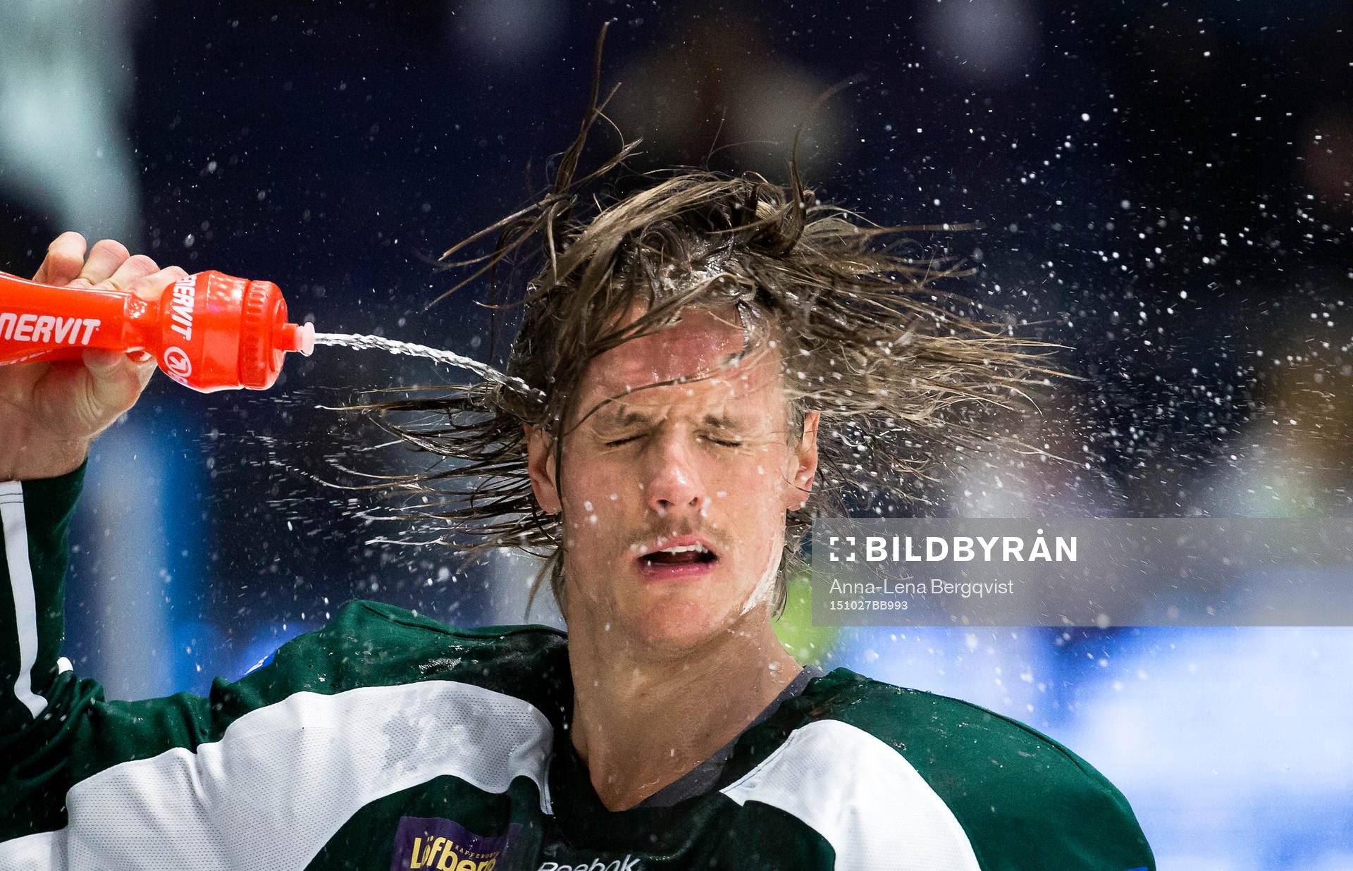Färjestads Magnus Nygren svalkar sig