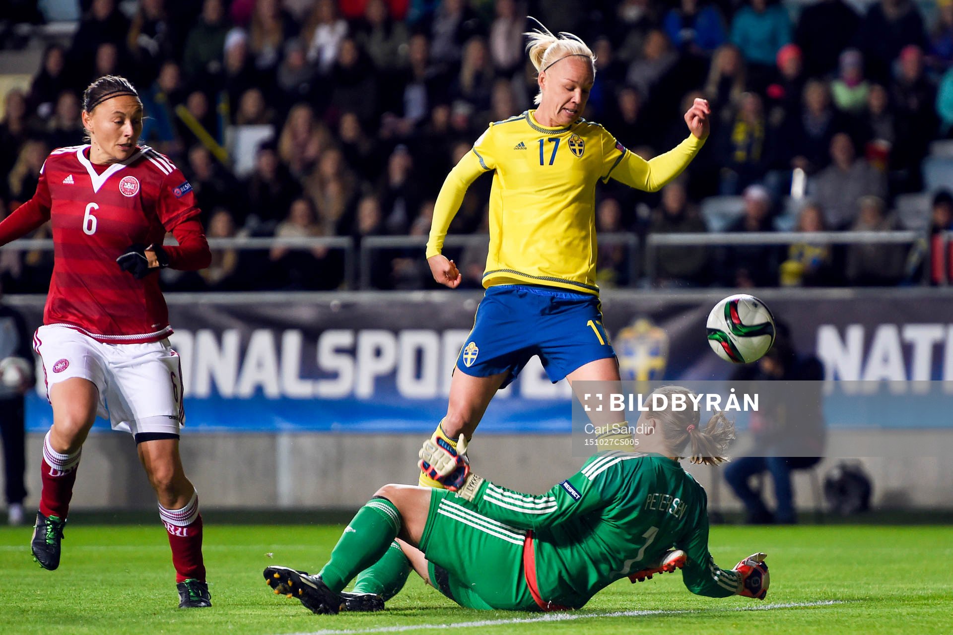 Sveriges Caroline Seger och Danmarks målvakt Stina Lykke