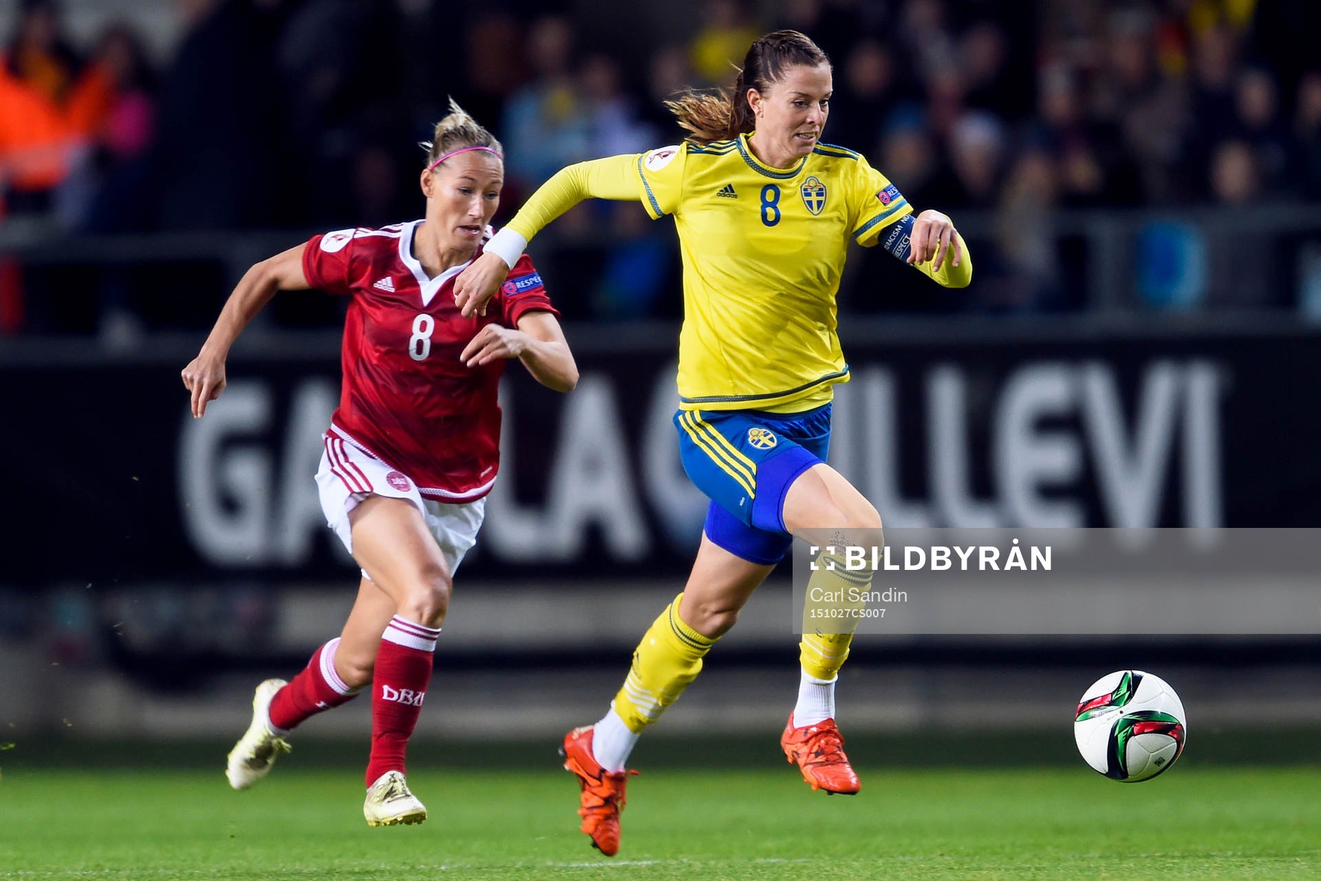 Danmarks Theresa Nielsen och Sveriges Lotta Schelin
