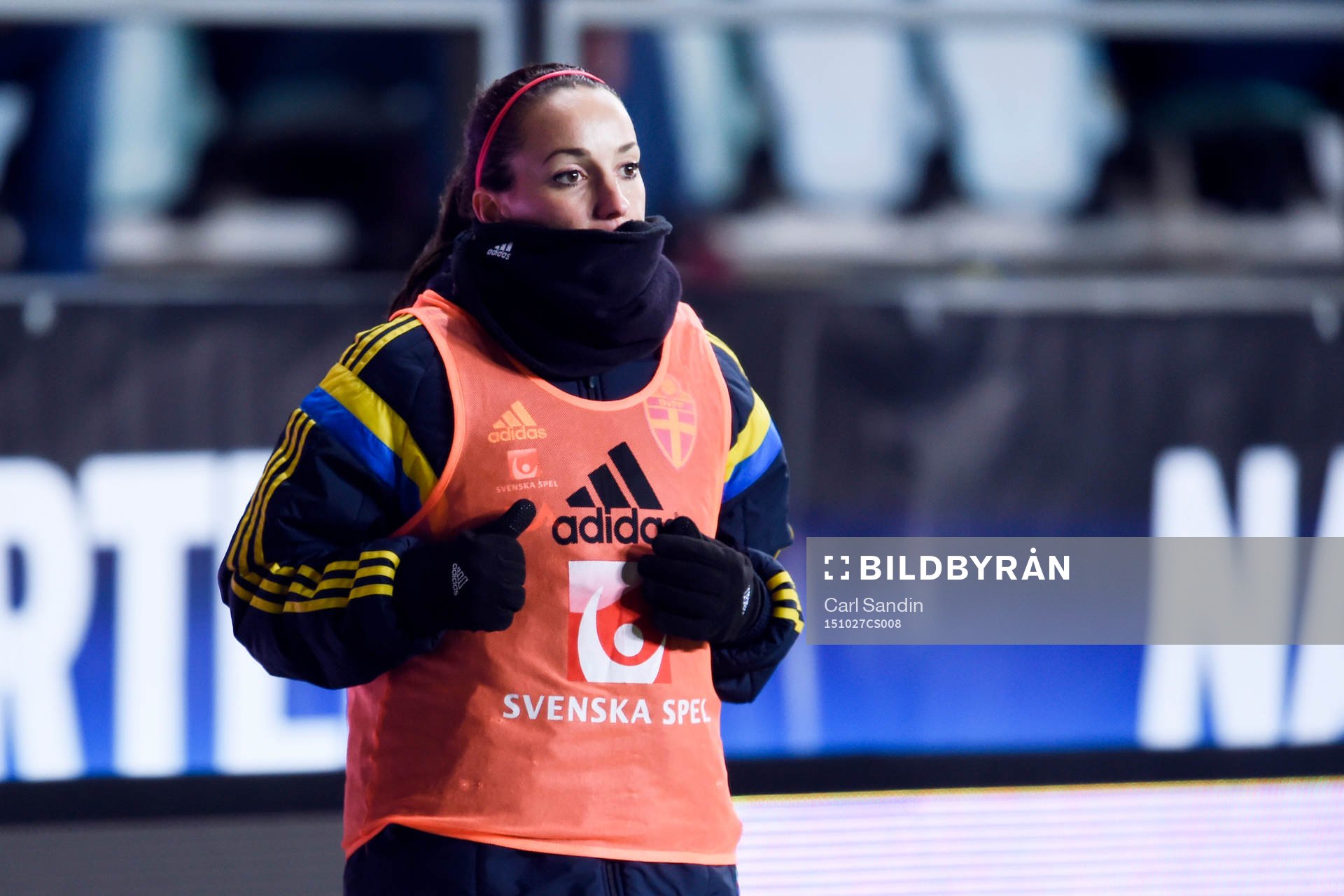 Sveriges Kosovare Asllani värmer upp vid sidan av planen