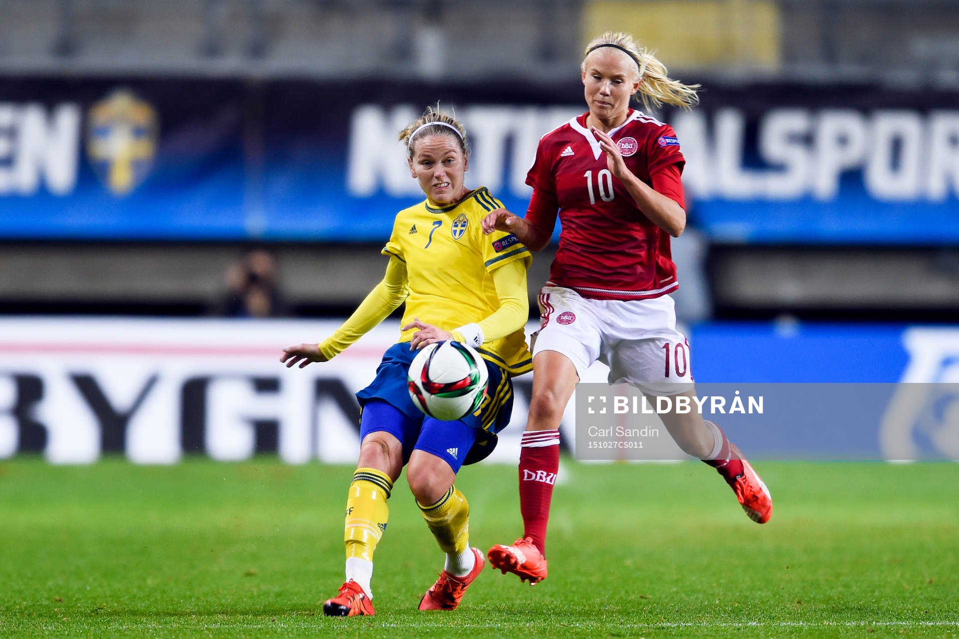 Sveriges Lisa Dahlkvist och Danmarks Pernille Harder