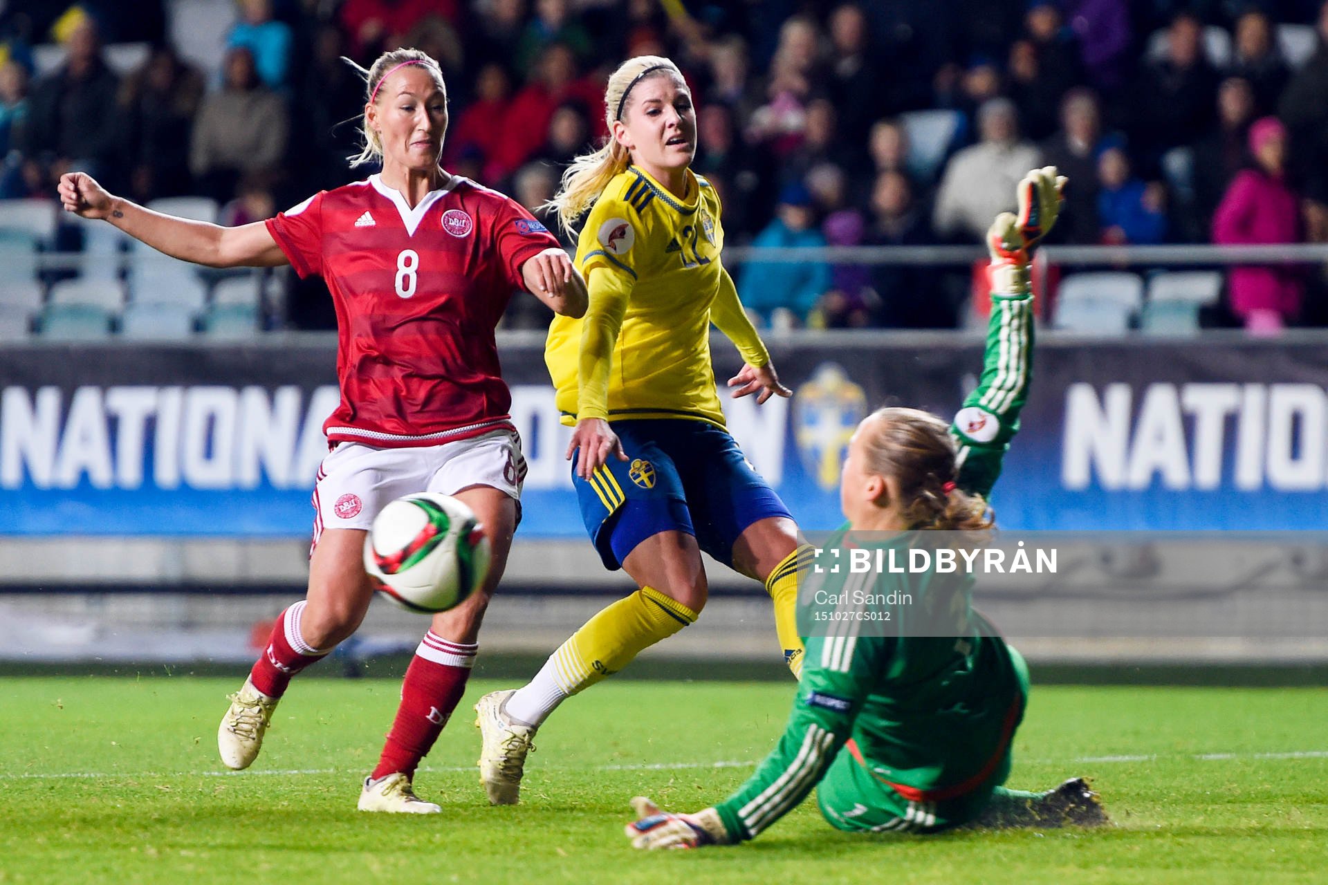 Danmarks Theresa Nielsen och målvakt Stina Lykke Petersen och Sveriges Olivia Schough under EM-kvalmatchen i fotboll mellan Sverige och Danmark den 27 oktober 2015 i Göteborg.