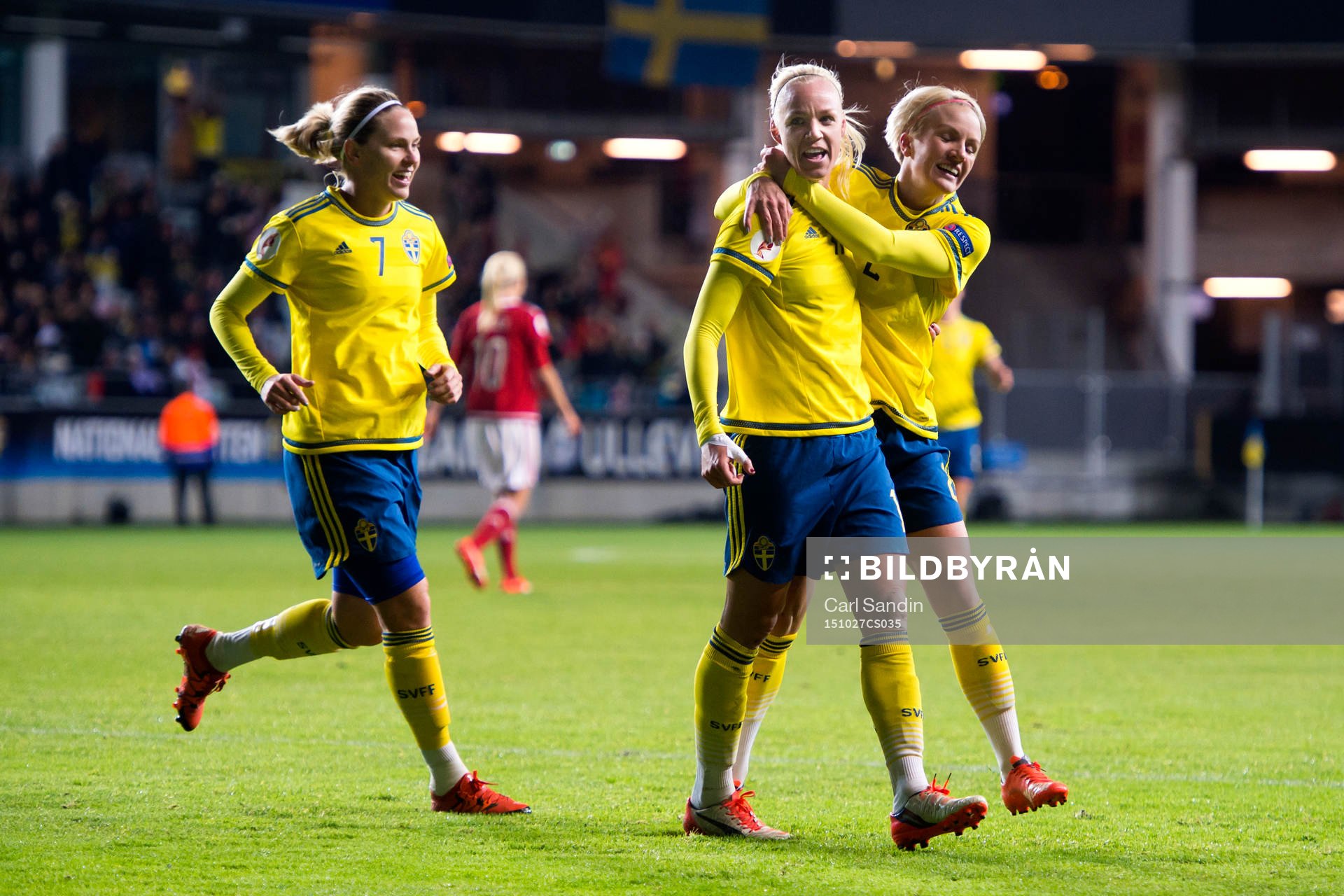 Sveriges Lisa Dahlkvist, Caroline Seger och Petra Larsson jublar efter 1-0 av Caroline Seger under EM-kvalmatchen i fotboll mellan Sverige och Danmark den 27 oktober 2015 i Göteborg.