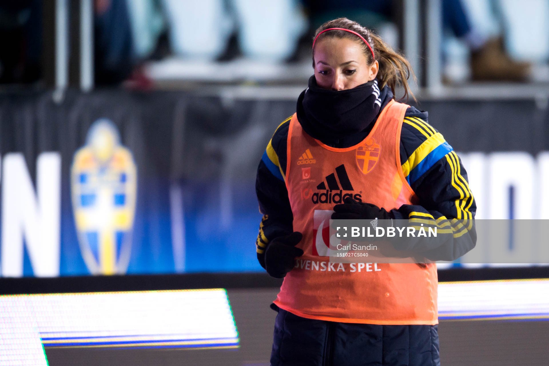 Sveriges Kosovare Asllani värmer upp vid sidan av planen