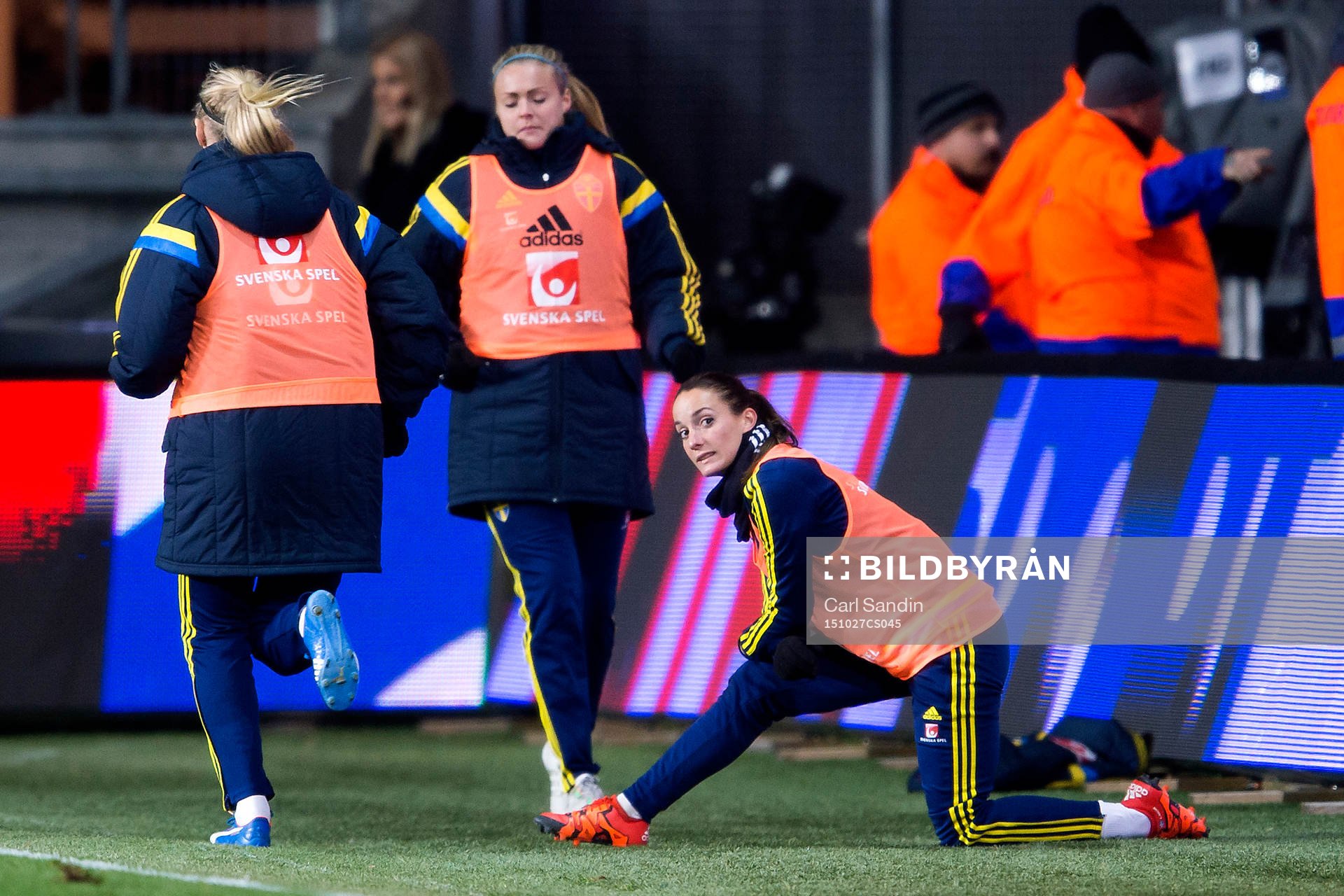 Sveriges Kosovare Asllani värmer vid sidan av planen