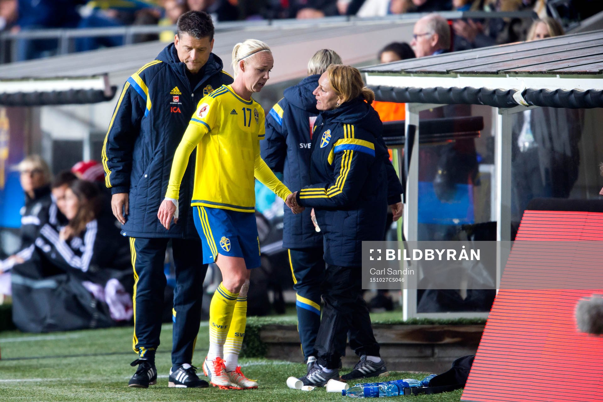Sveriges Caroline Seger tas om hand av läkare Mats