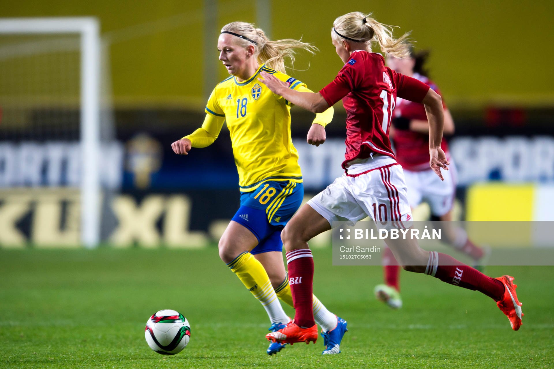 Sveriges Stina Blackstenius och Danmarks Pernille Harder