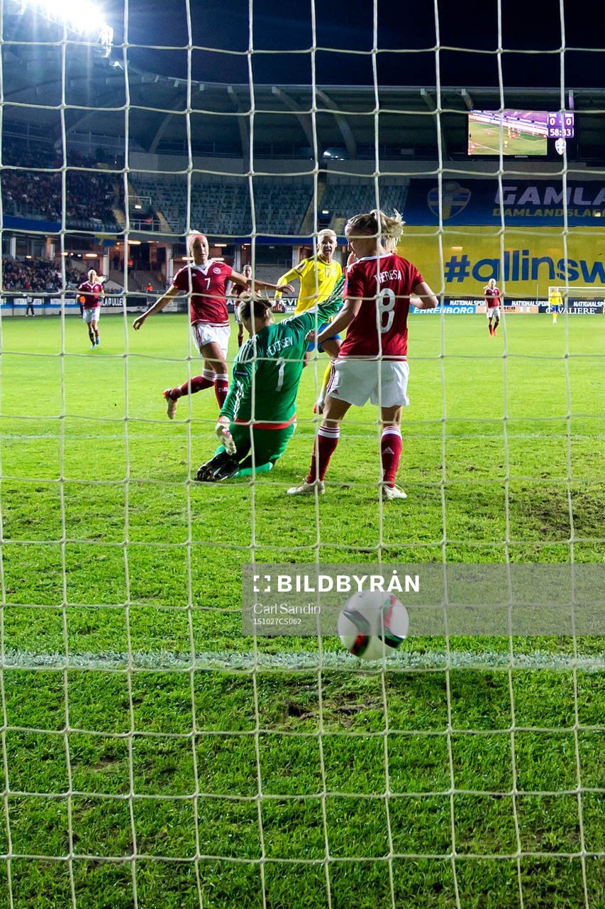 Sveriges Caroline Seger gör 1-0