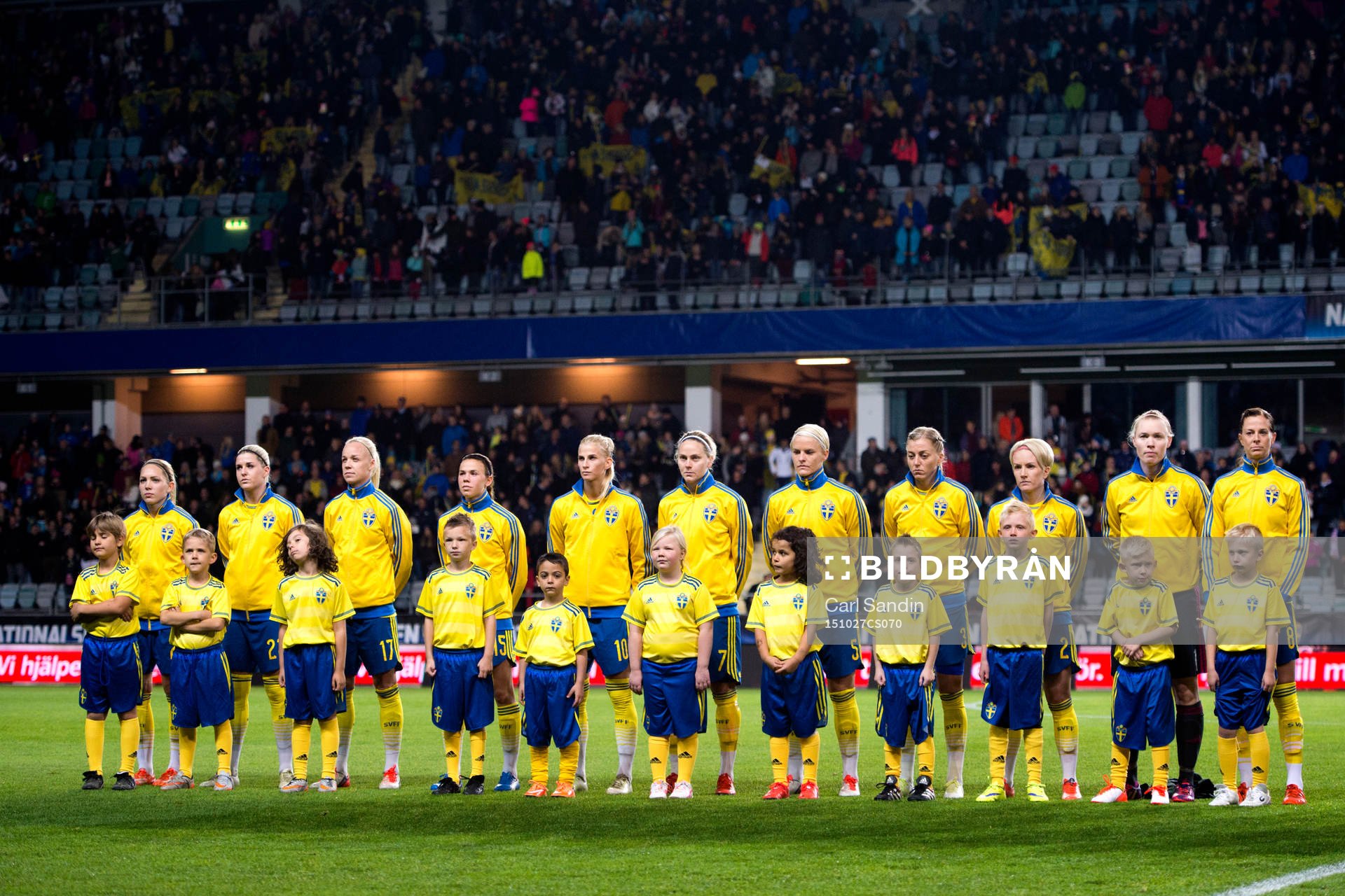 Sveriges Elin Rubensson, Olivia Schough, Caroline Seger, Jessica Samuelsson, Sofia Jakobsson, Lisa Dahlkvist, Nilla Fischer, Linda Sembrant, Petra Larsson, målvakt Hedvig Lindahl och Lotta Schelin står vid lineup innan EM-kvalmatchen i fotboll mellan Sverige och Danmark den 27 oktober 2015 i Göteborg.