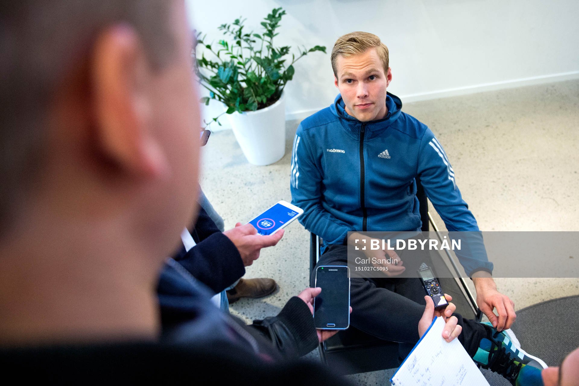 IFK Göteborgs Gustav Engvall blir intervjuad