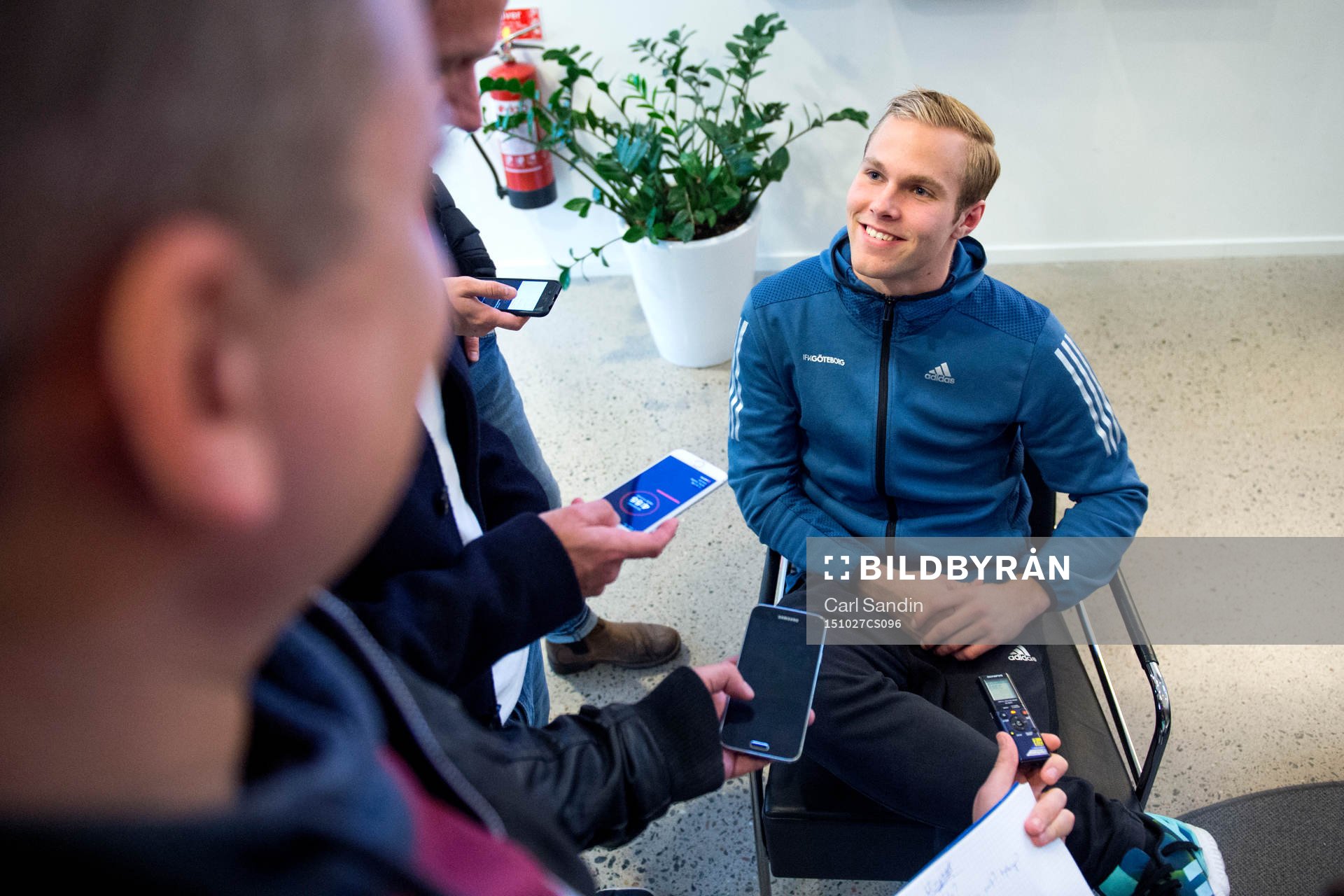 IFK Göteborgs Gustav Engvall blir intervjuad