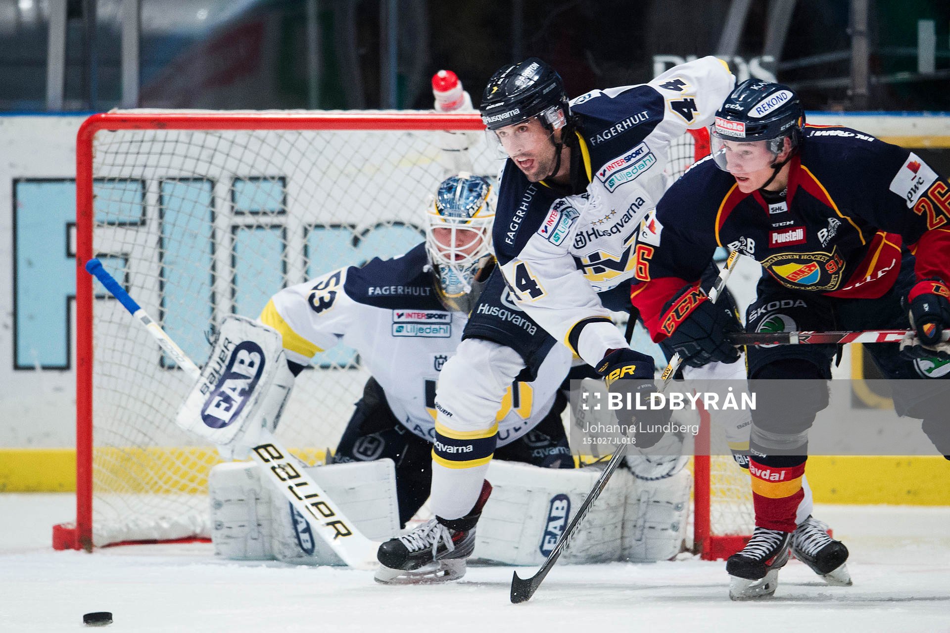 s Ryan O´Byrne och målvakt Fredrik Pettersson-Wentzel