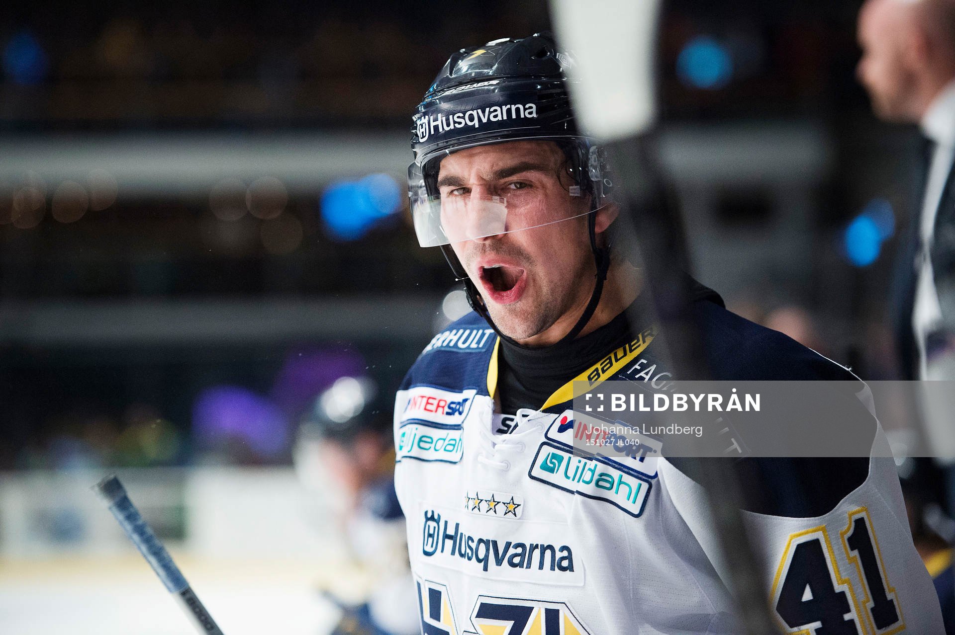 s Chris Campoli skriker på domaren