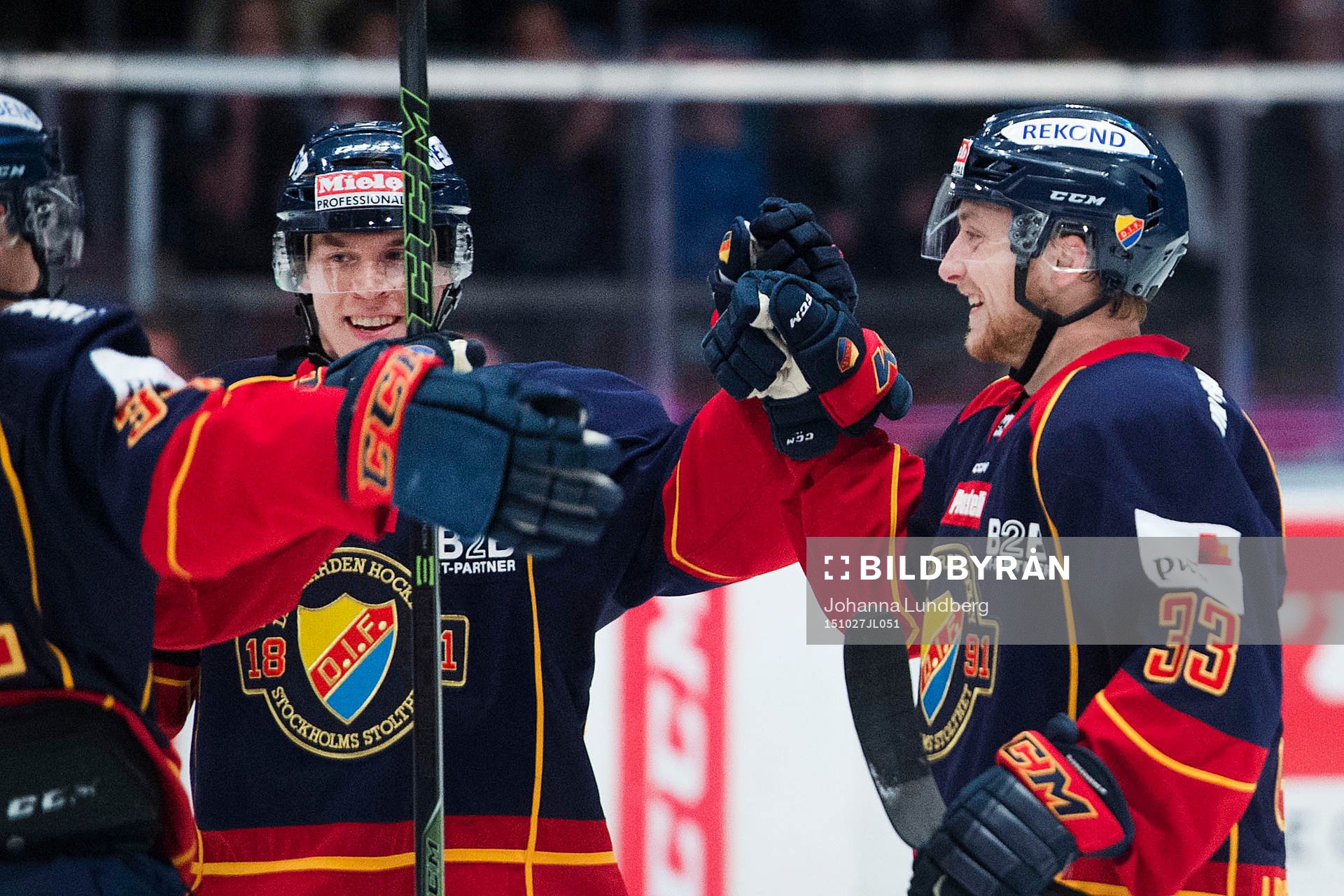 Djurgårdens Linus Hultström (th) jublar med Tomi Sallinen