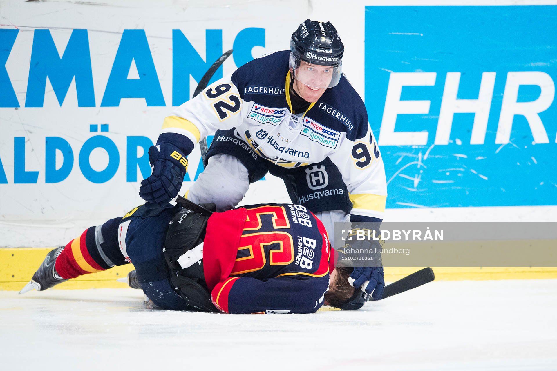 s Teemu Laine trycker ner Djurgårdens Marcus Sörensen