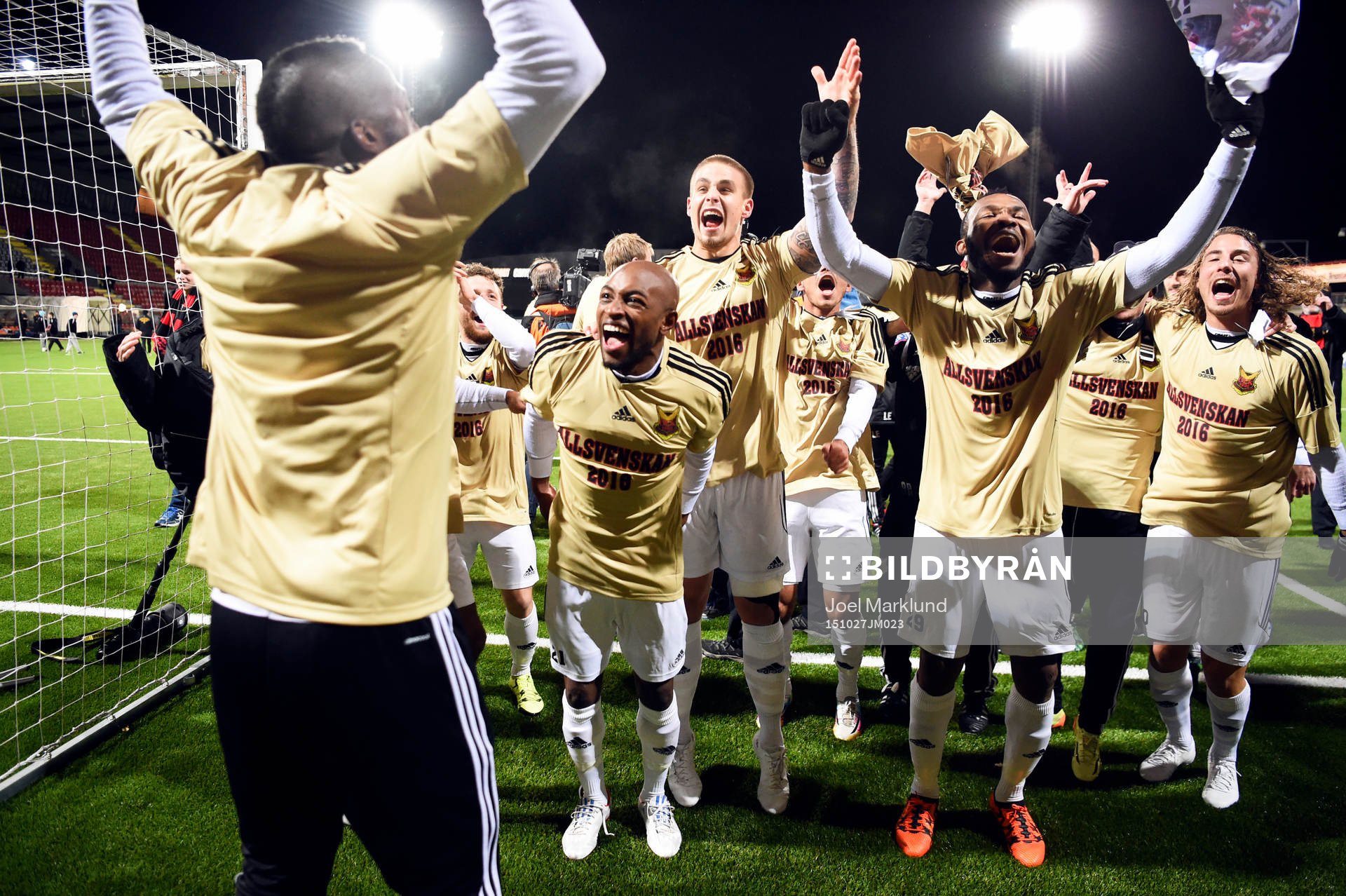 Östersundsspelarna jublar efter att ha säkrat spel i Allsvenskan nästa år efter fotbollsmatchen i Superettan mellan Syrianska och Östersund den 27 oktober 2015 i Södertälje.