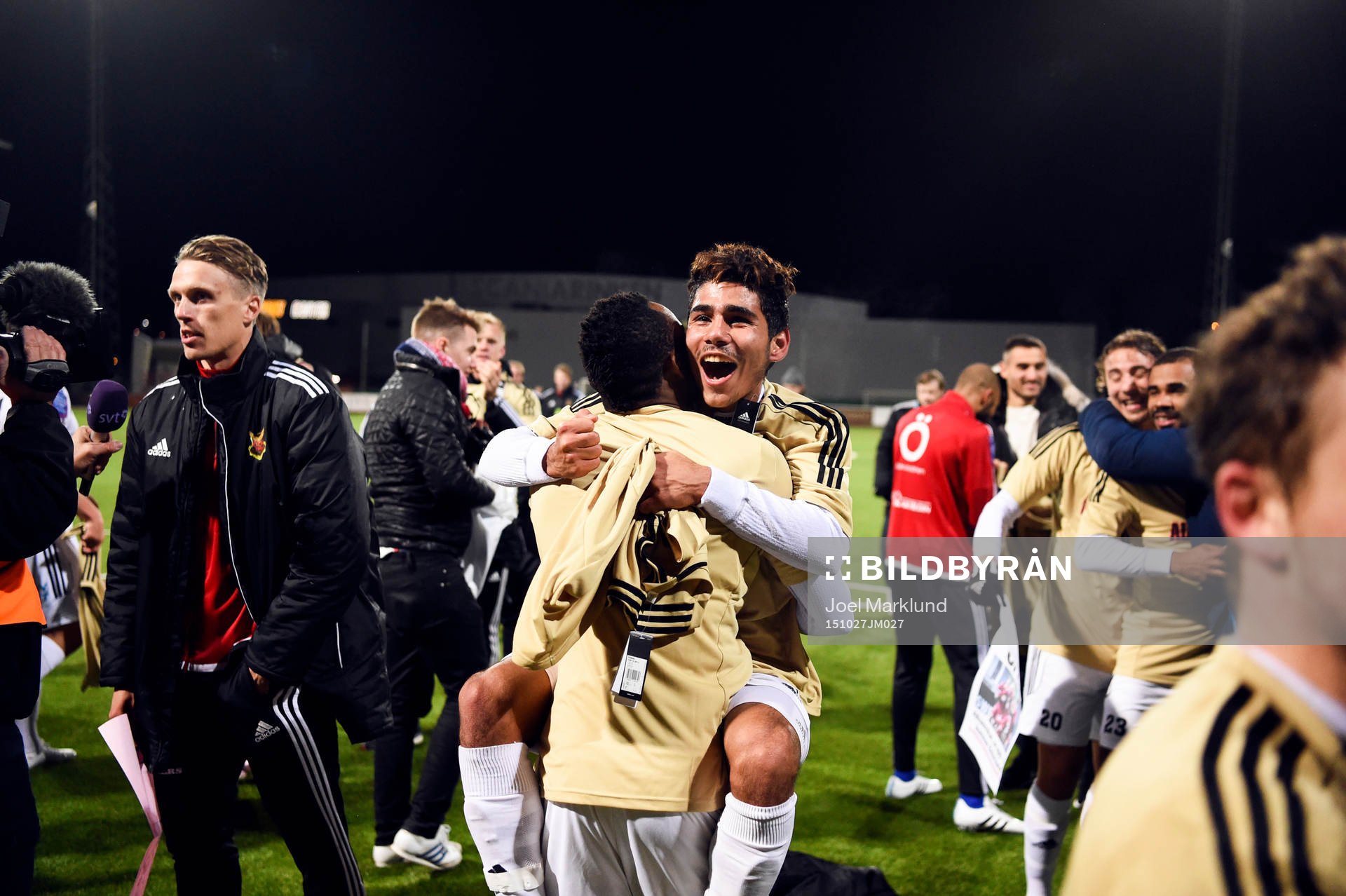 Östersundsspelarna med Hosam Aiesh jublar