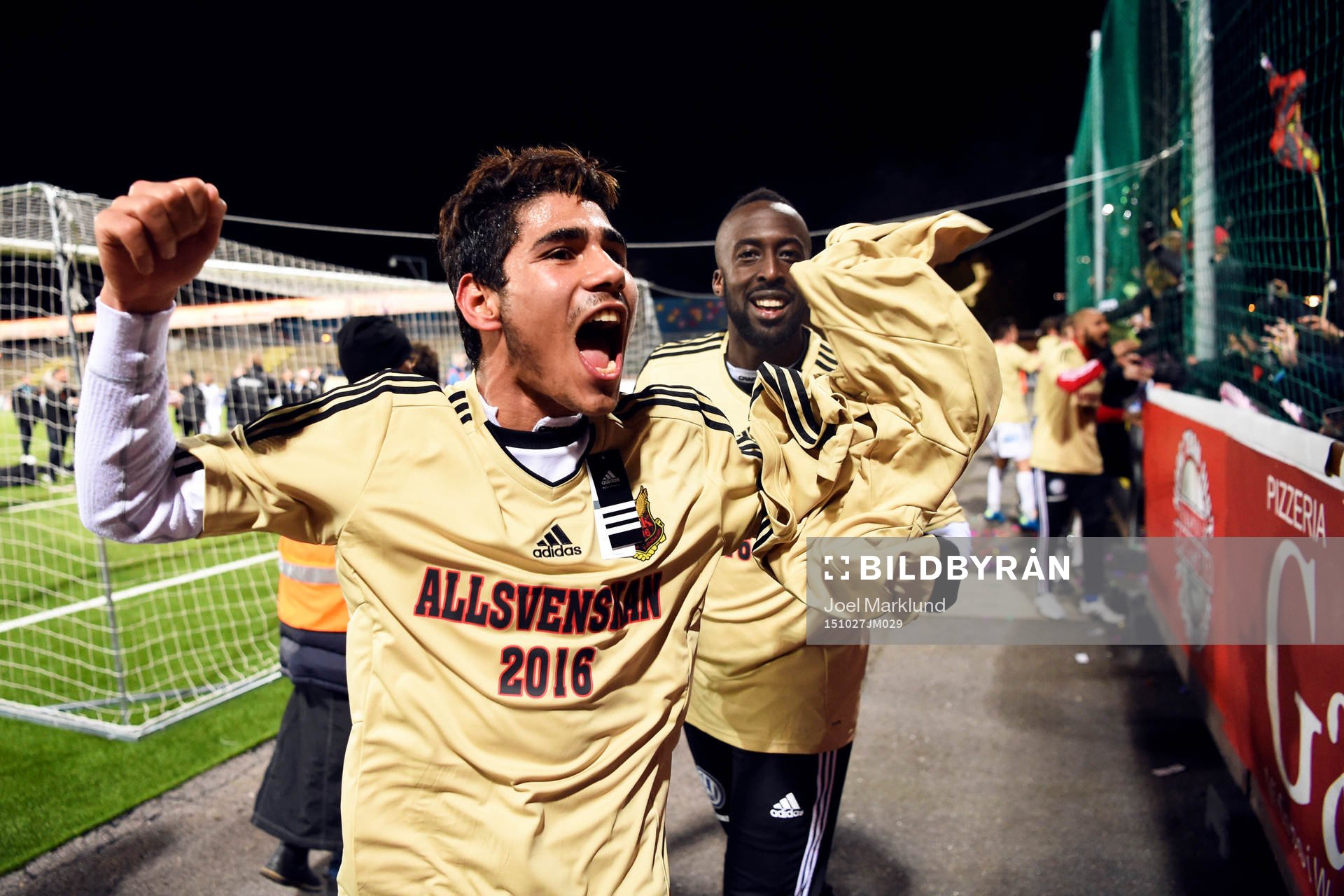 Östersunds Hosam Aiesh jublar efter att laget ha säkrat spel i Allsvenskan nästa år efter fotbollsmatchen i Superettan mellan Syrianska och Östersund den 27 oktober 2015 i Södertälje.