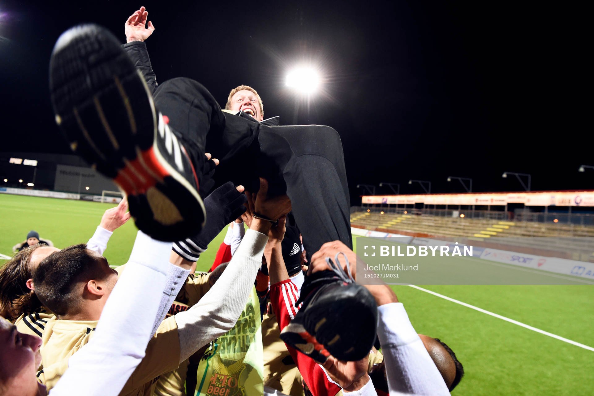 Östersundsspelarna hissar tränare Graham Potter