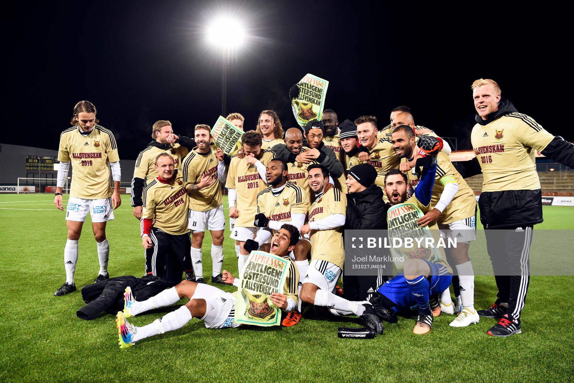Östersundsspelarna jublar efter att ha säkrat spel i Allsvenskan nästa år efter fotbollsmatchen i Superettan mellan Syrianska och Östersund den 27 oktober 2015 i Södertälje.