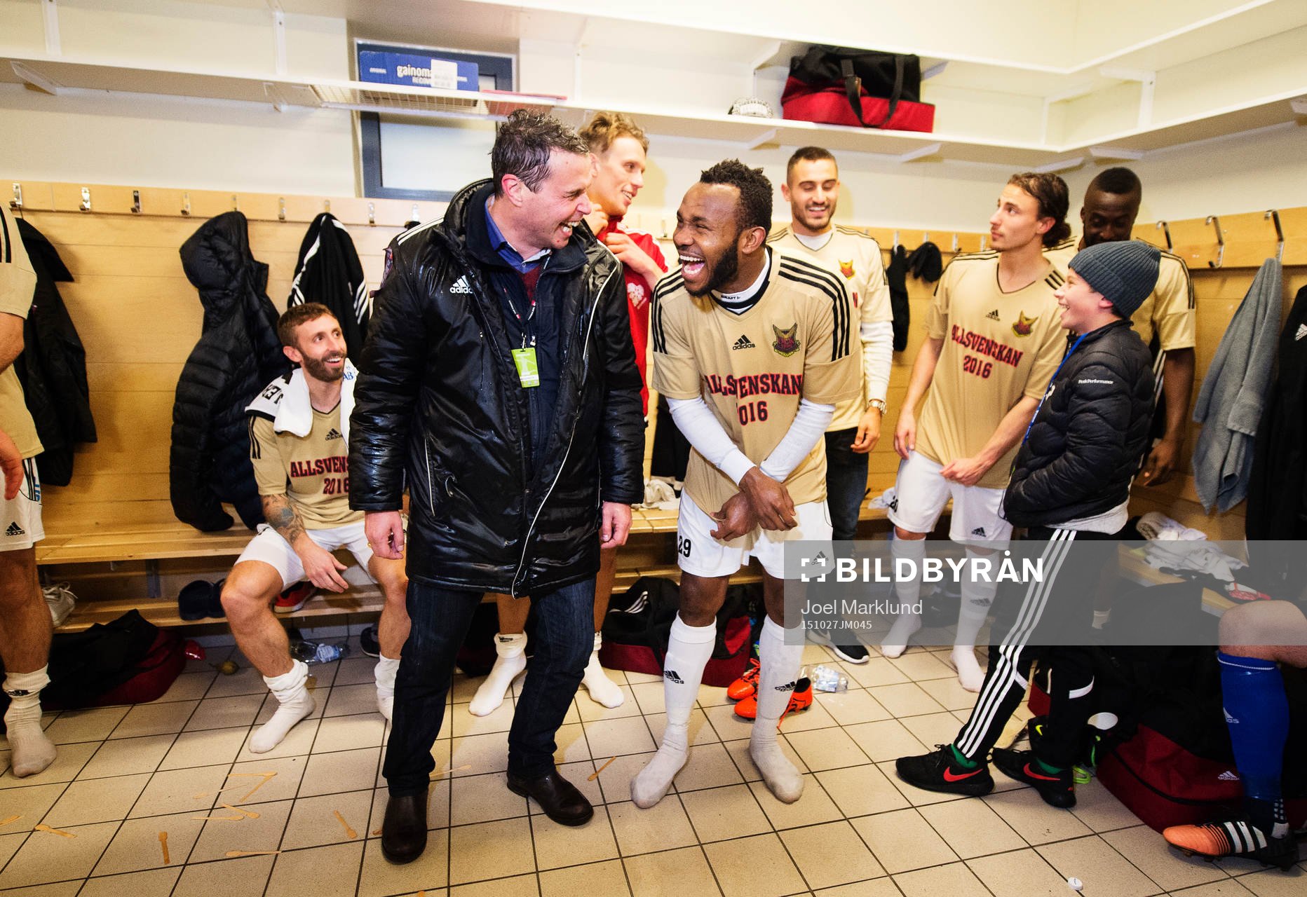 Östersunds sportchef Daniel Kindberg skrattar med Michael