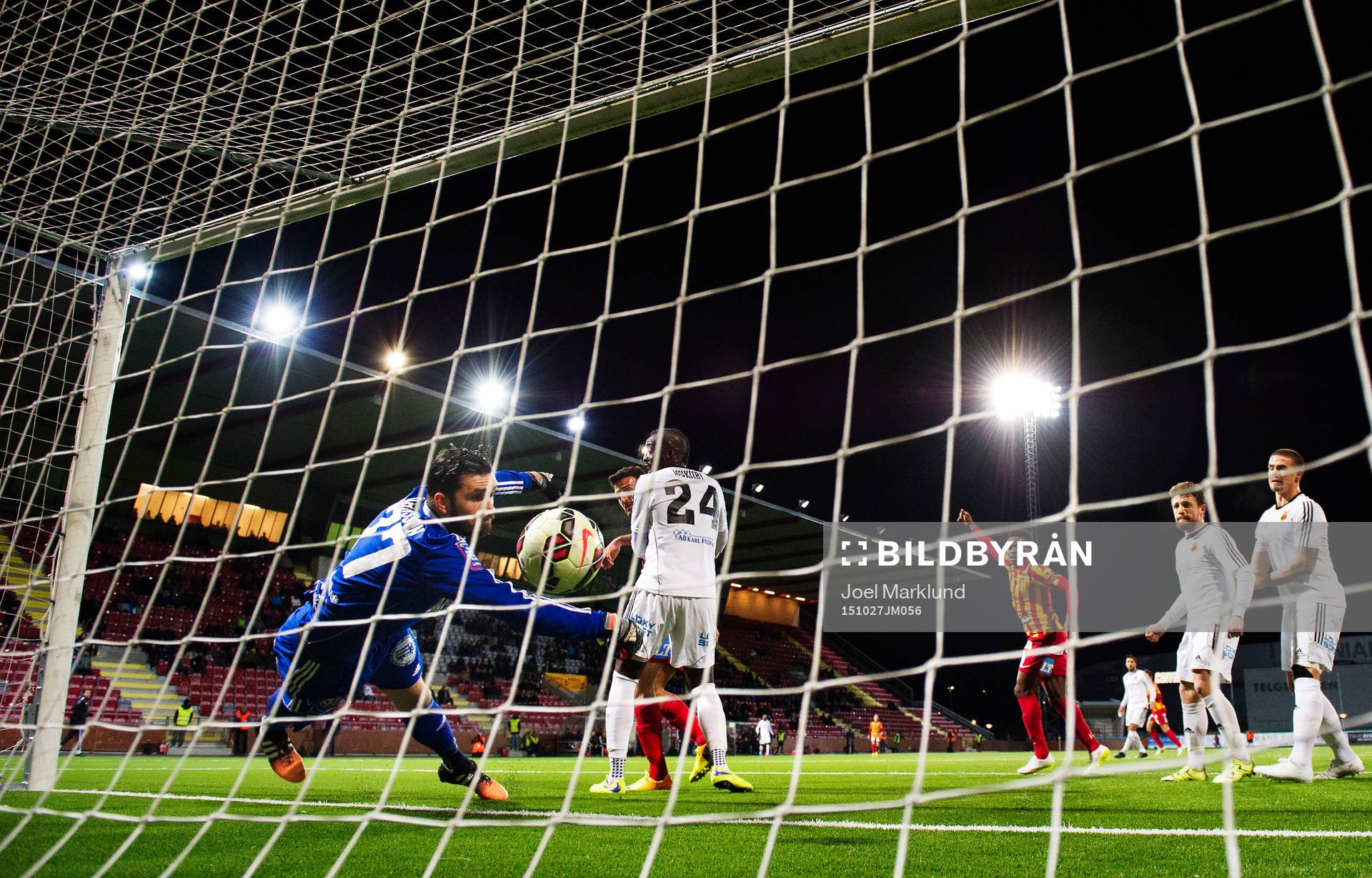 Östersunds målvakt Haraldur Björnsson tappar in 1-0-bollen när Syrianskas Bachir Katourgi är framme och stör under fotbollsmatchen i Superettan mellan Syrianska och Östersund den 27 oktober 2015 i Södertälje.