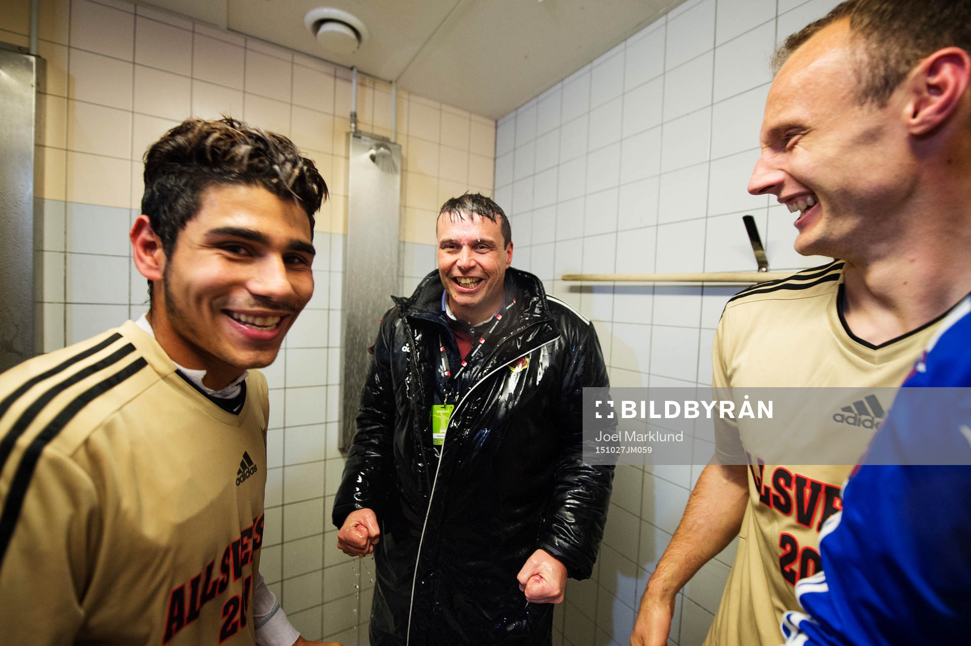 Östersunds sportchef Daniel Kindberg blir duschad i