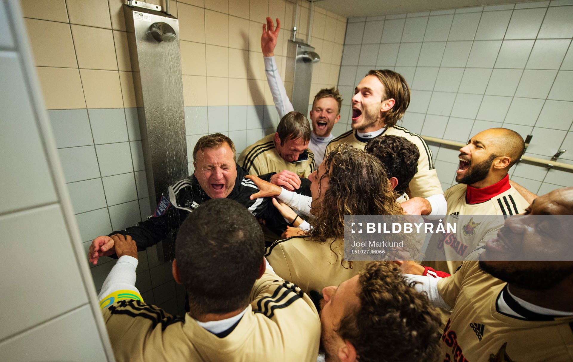 Östersundsspelarna duschar assisterande tränare Billy