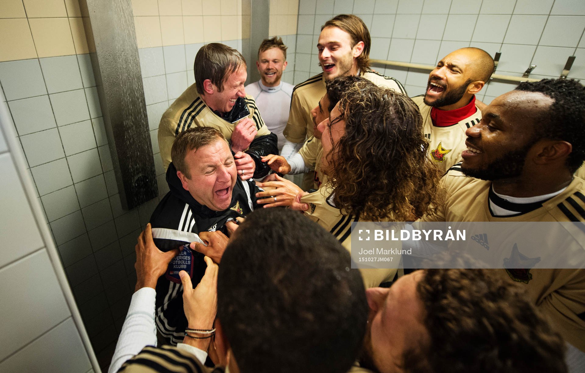 Östersundsspelarna duschar assisterande tränare Billy
