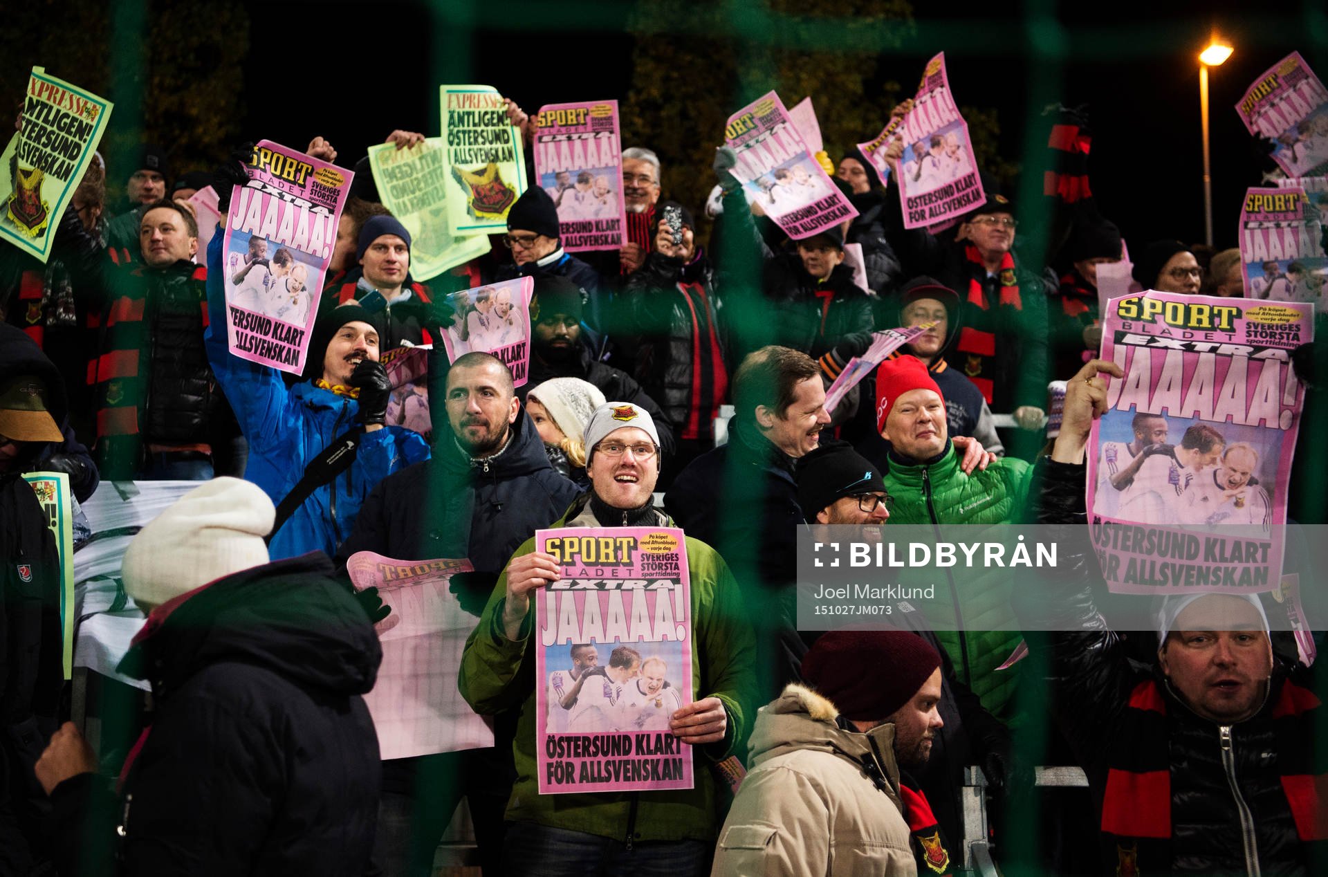 Supportrar till Östersund håller upp löpseldar
