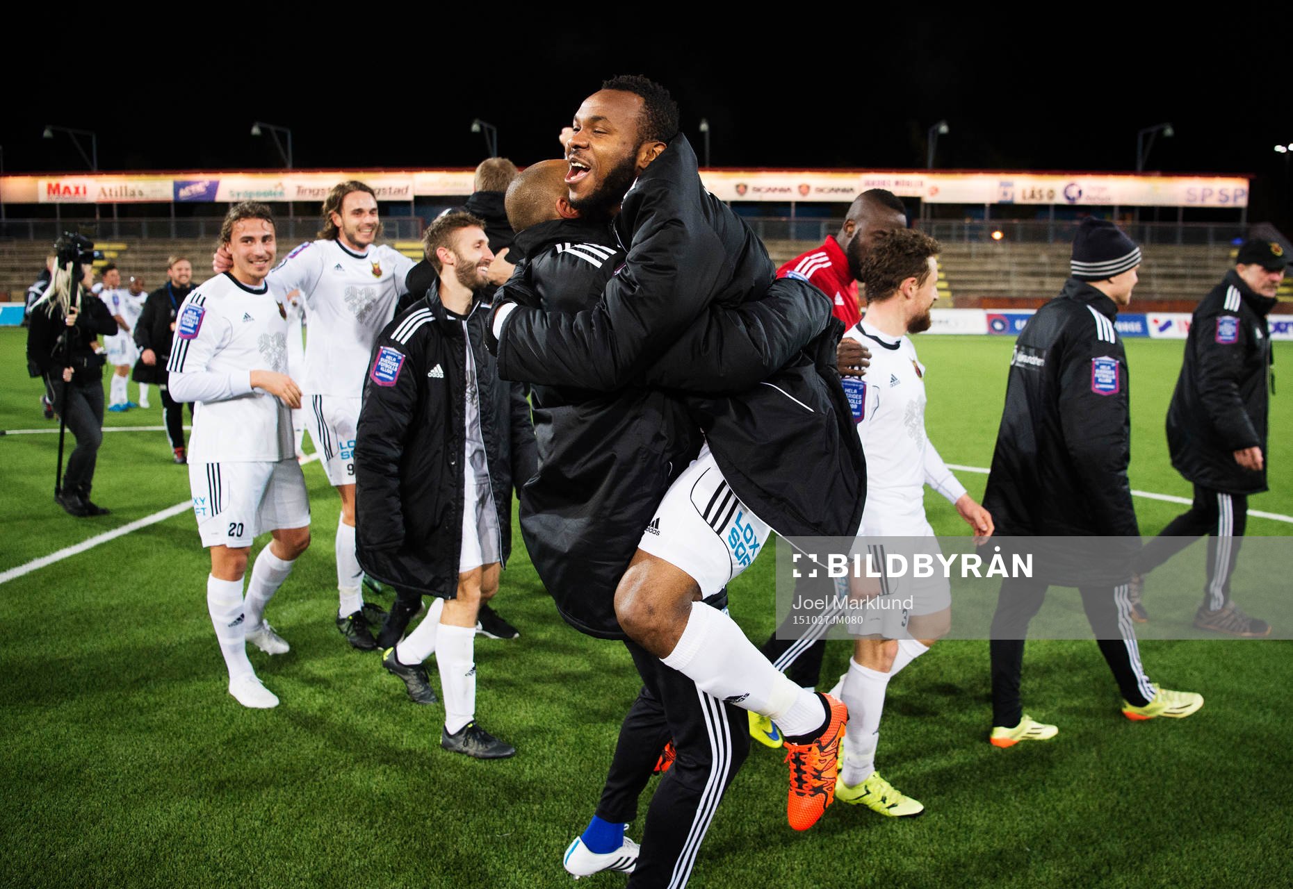 Östersunds Michael Omoh jublar