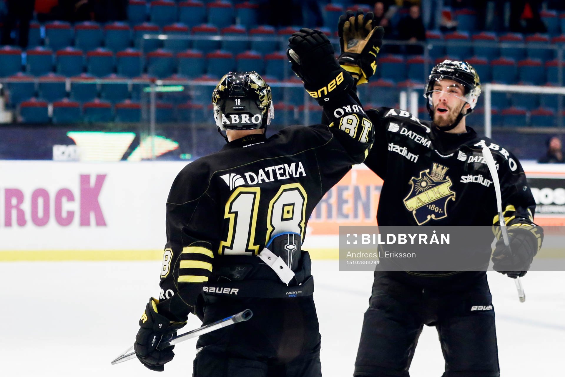 s Andreas Hjelm firar 1-1 med Markus Lauridsen