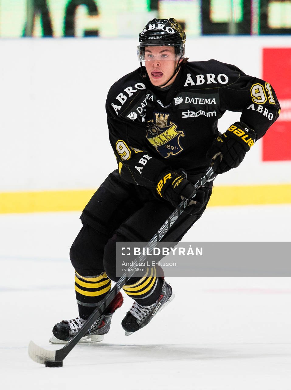 s Malte Strömwall med pucken
