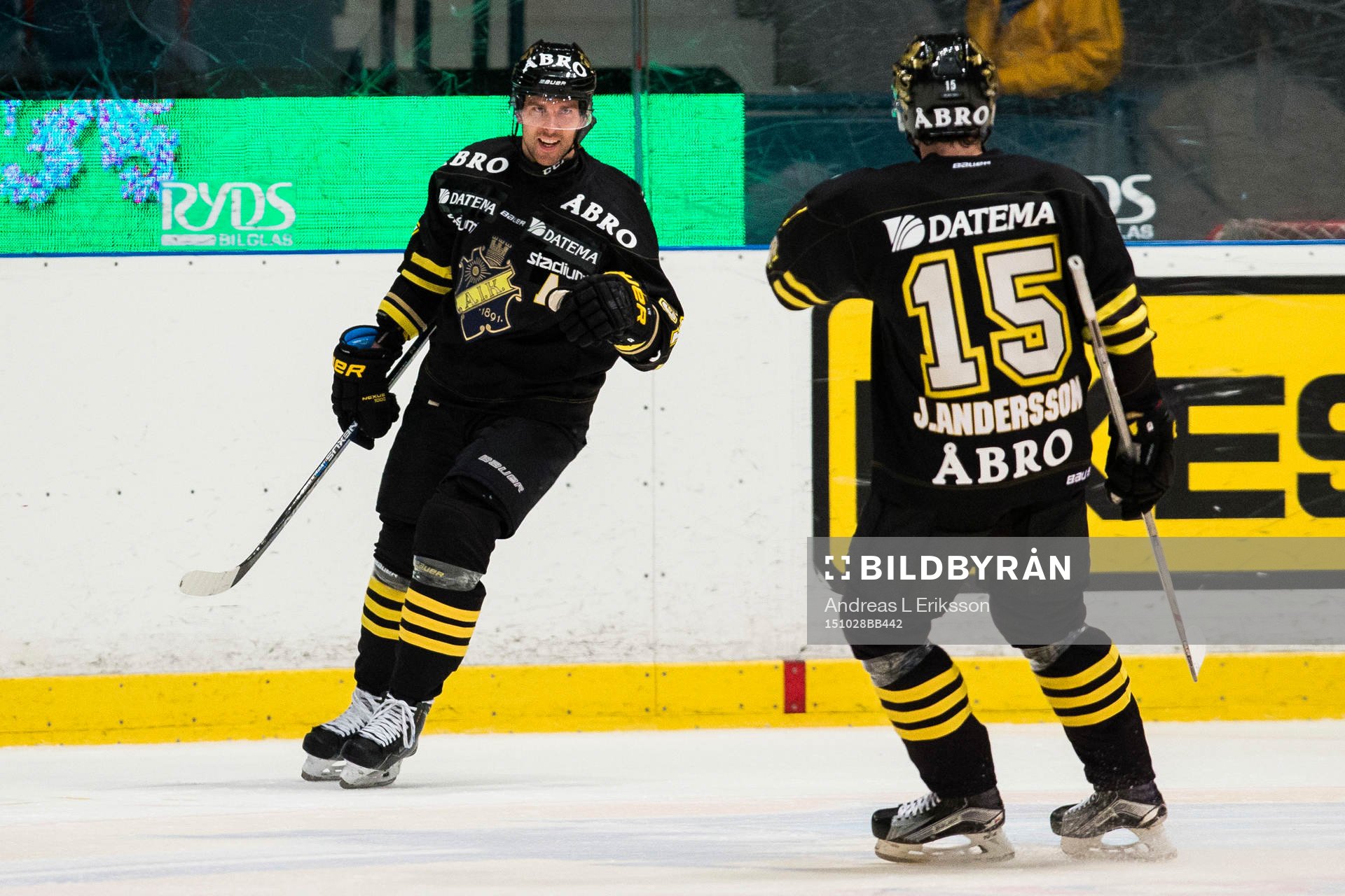 s Emil Lundberg jublar
