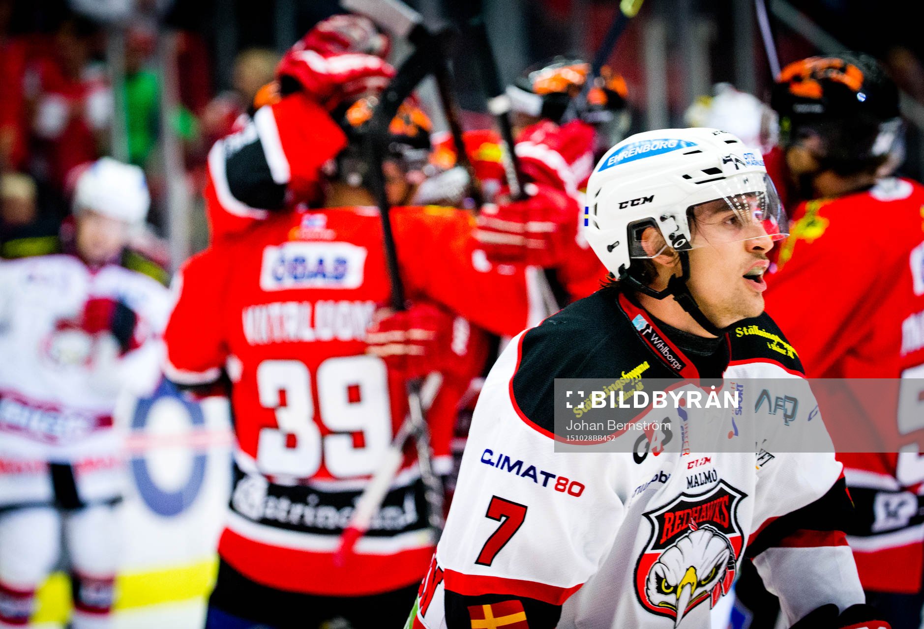 Örebros Anders Eriksson gör 1-1 och jublar bakom deppande