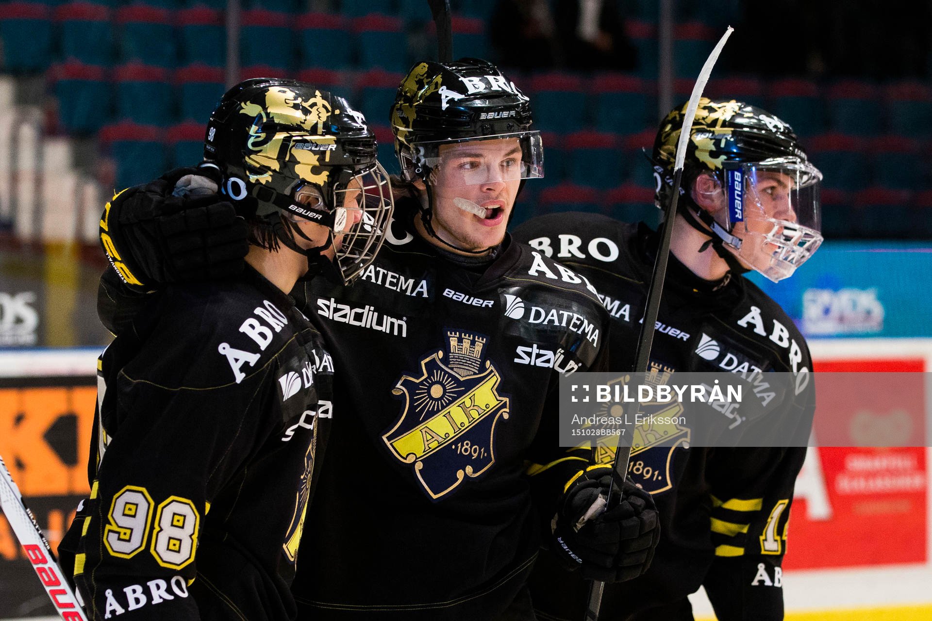 s Jesper Bratt, Malte Strömwall och Elias Edström jublar