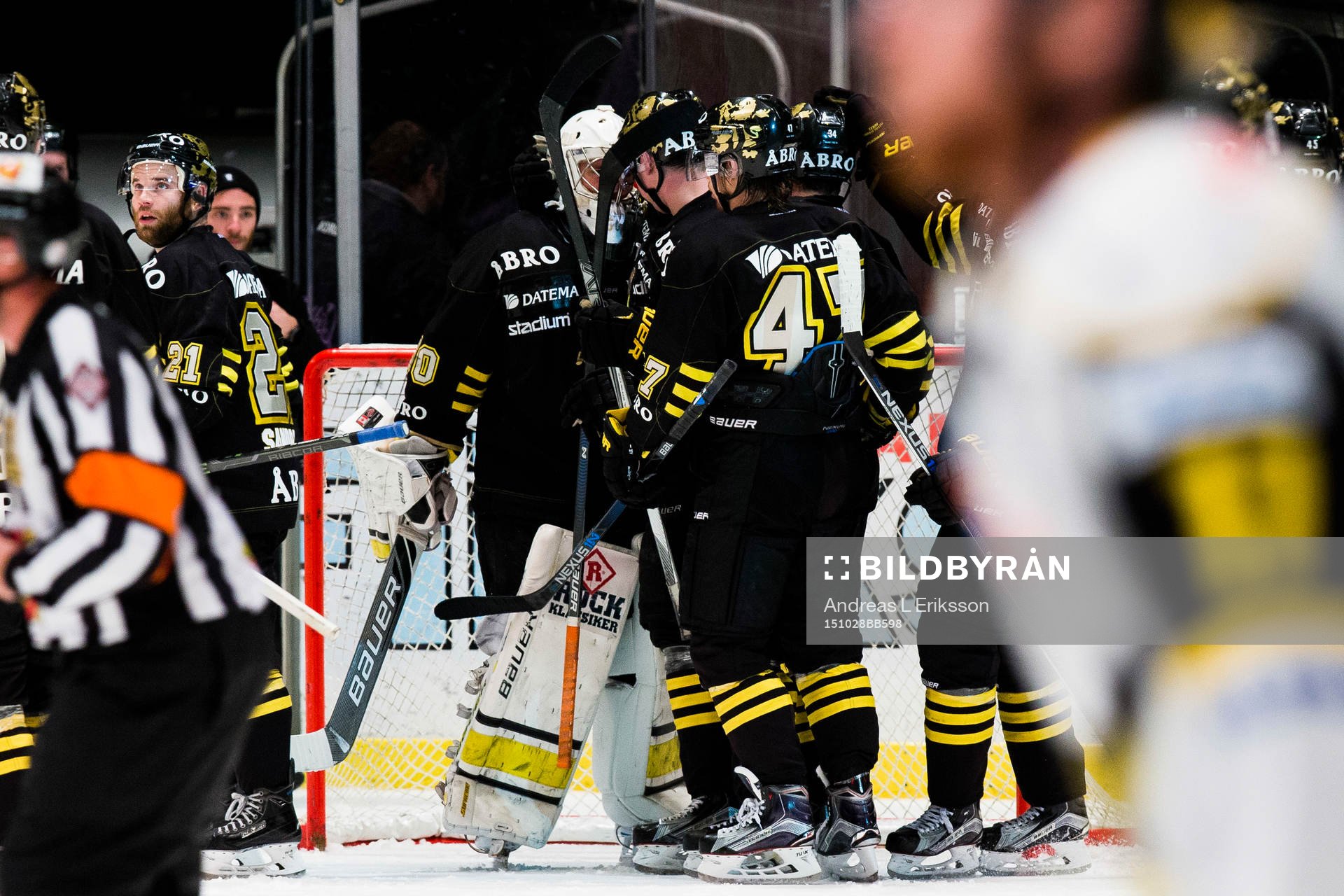 s målvakt Gustaf Lindvall gratuleras till vinsten