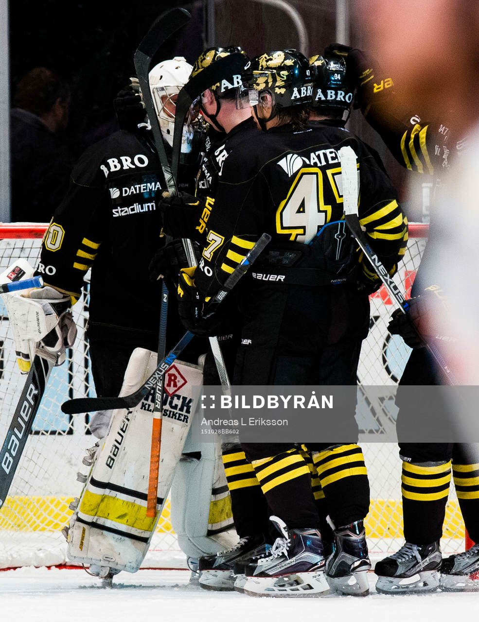 s målvakt Gustaf Lindvall gratuleras till vinsten