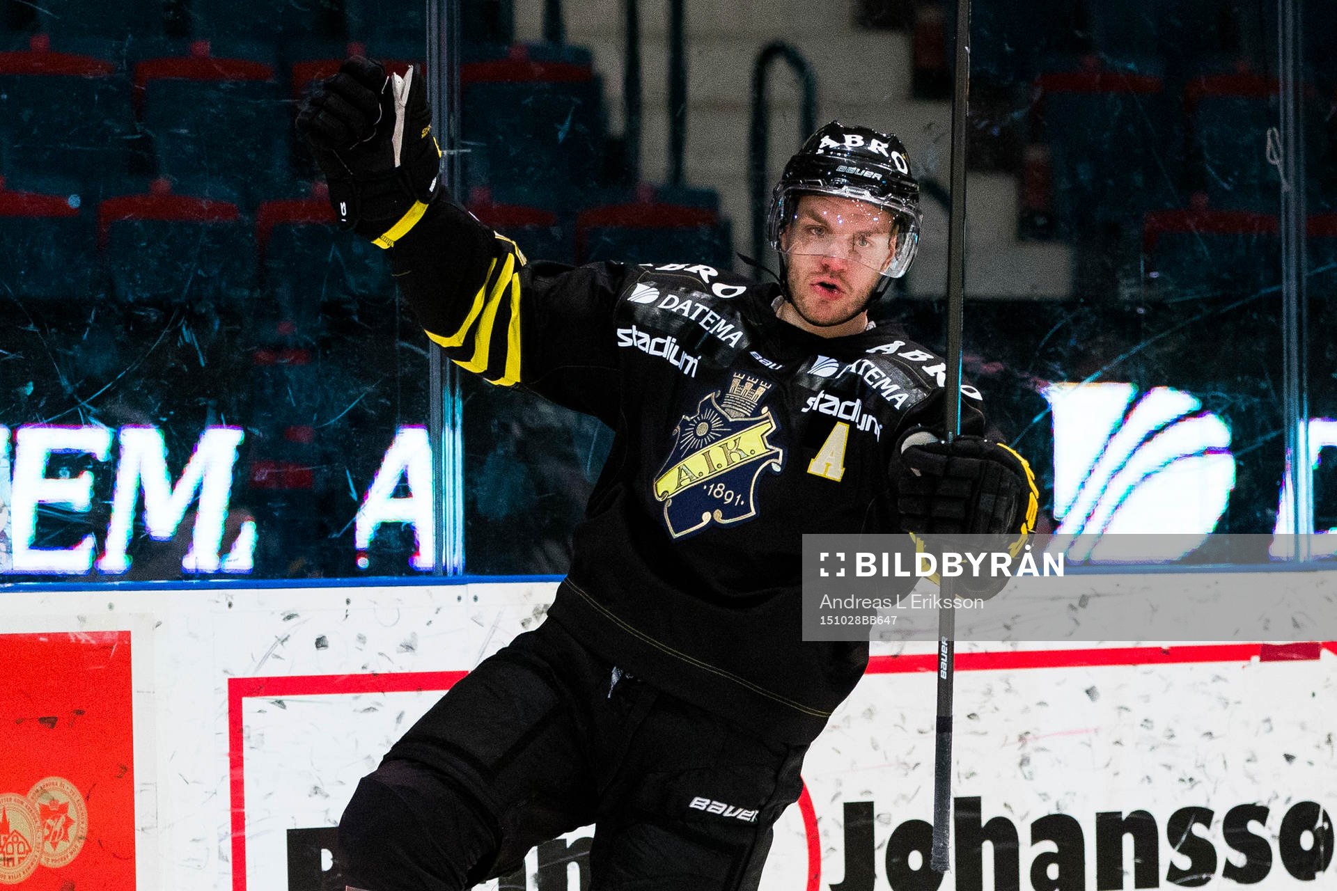s Fredrik Hynning jublar
