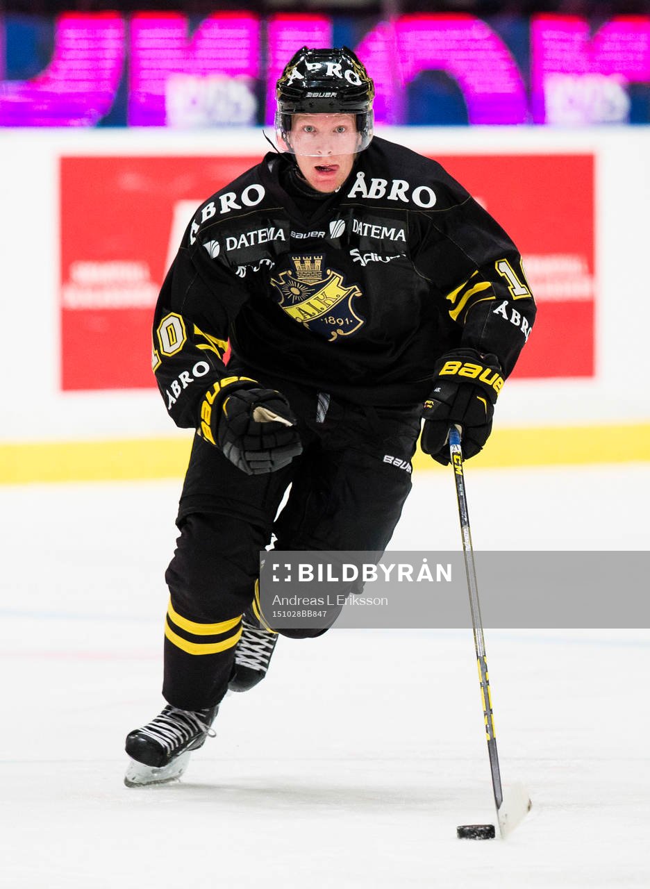 s Nicklas Heinerö med pucken