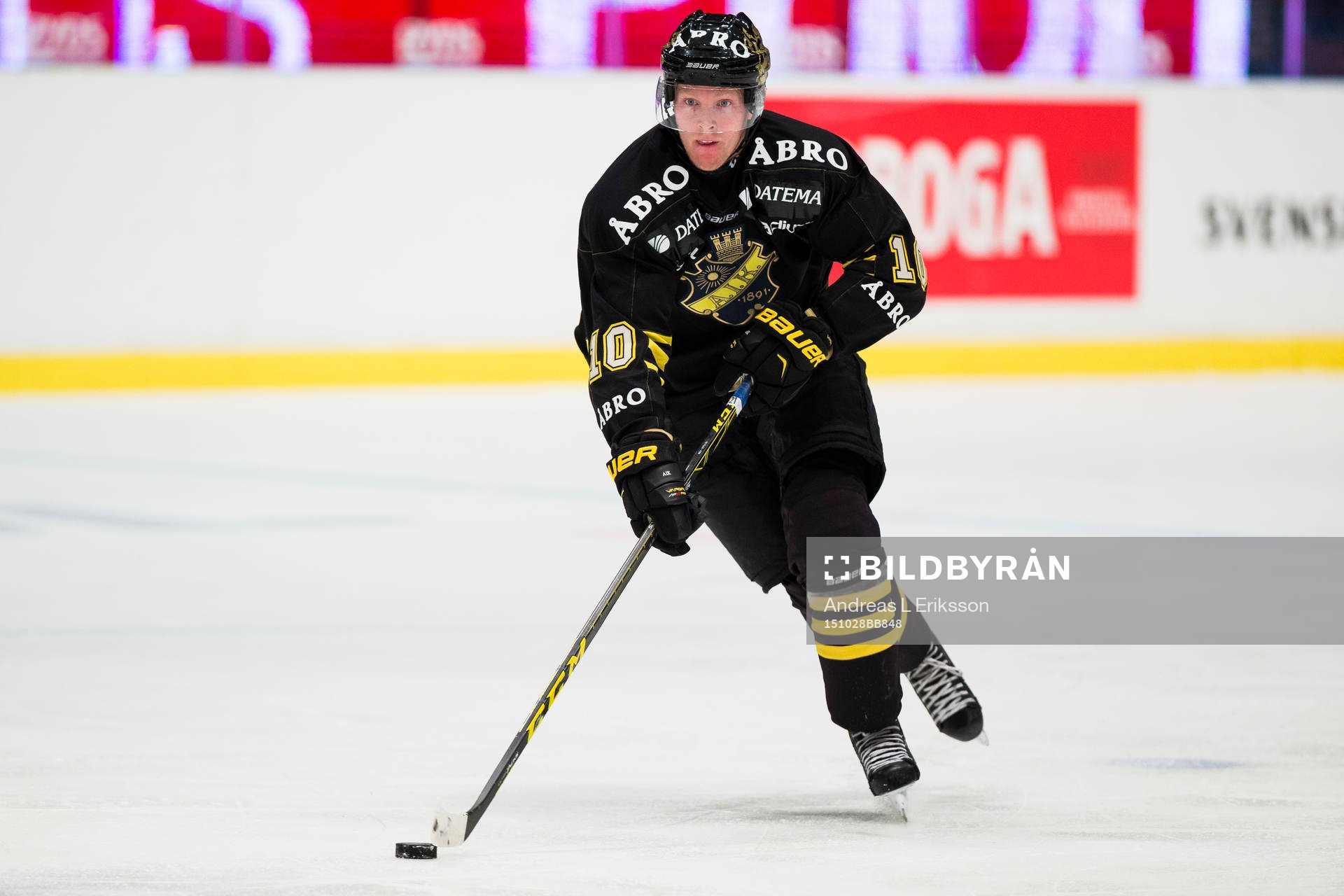 s Nicklas Heinerö med pucken