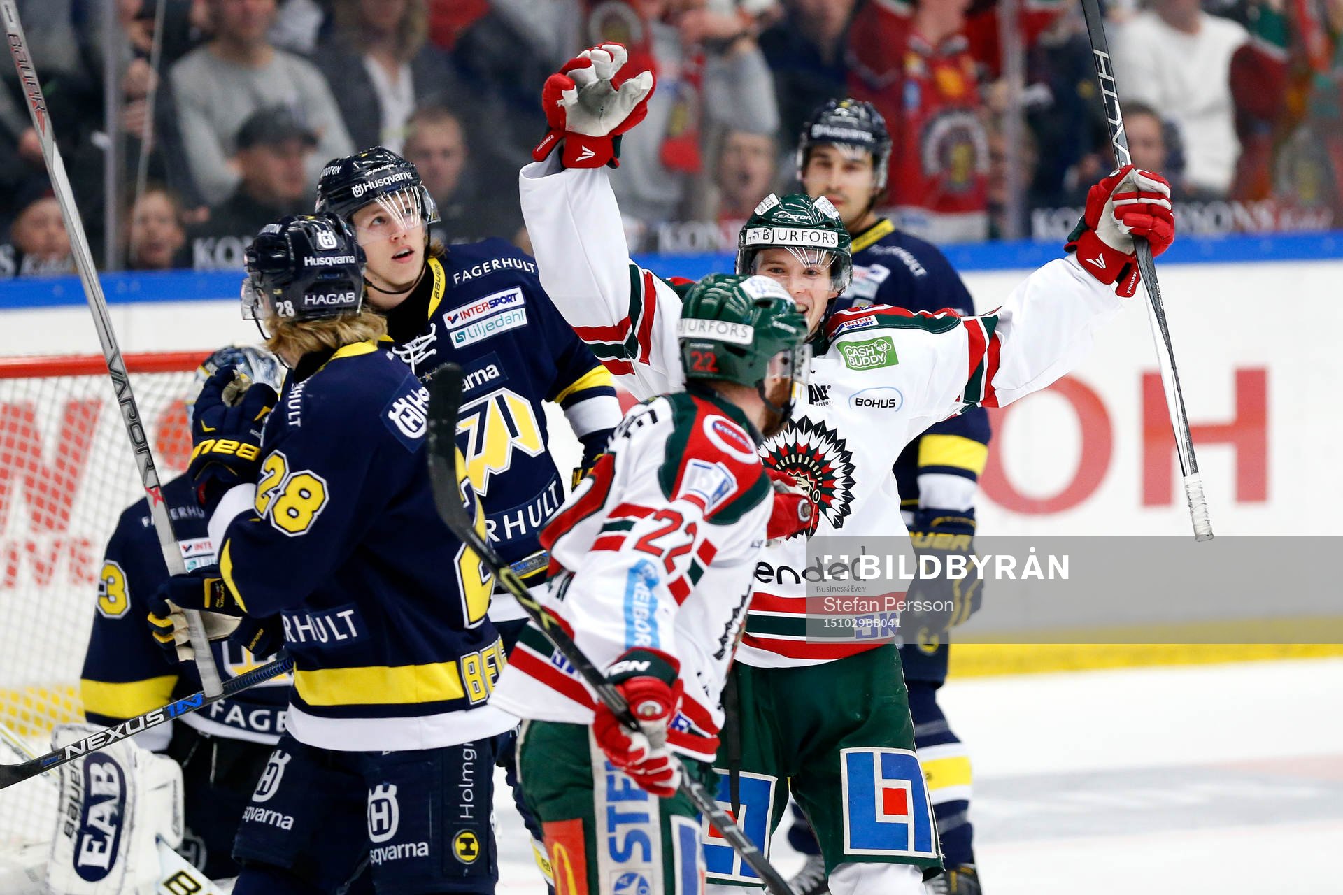 Frölundas Robin Figren (vänd från kameran) jublar