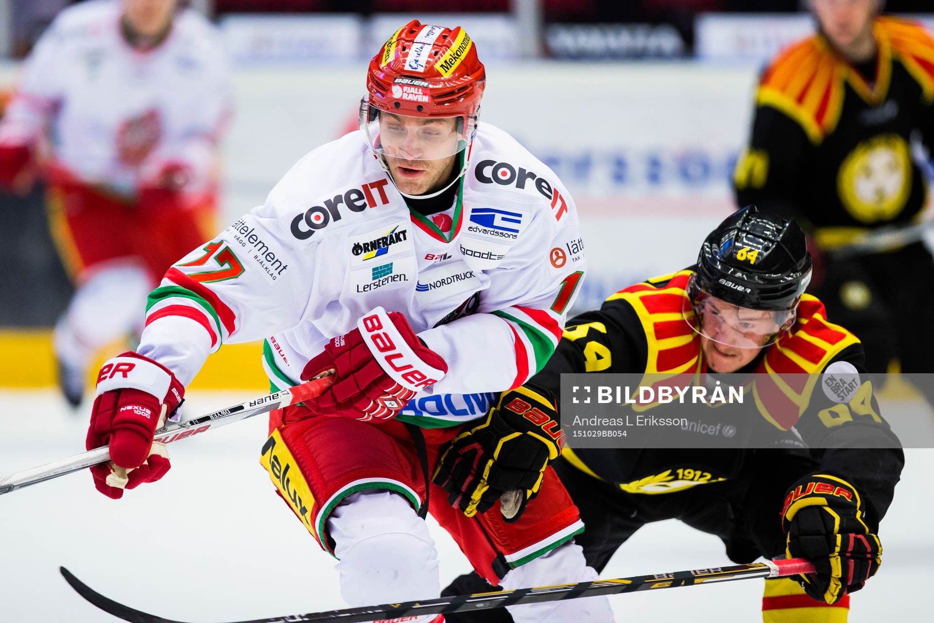 Modos Patrick Dwyer i kamp om pucken med Brynäs Jonathan