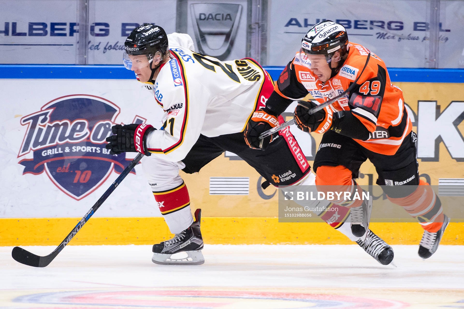 Luleås Emil Sylvegård och Karlskronas Filip Cruseman i