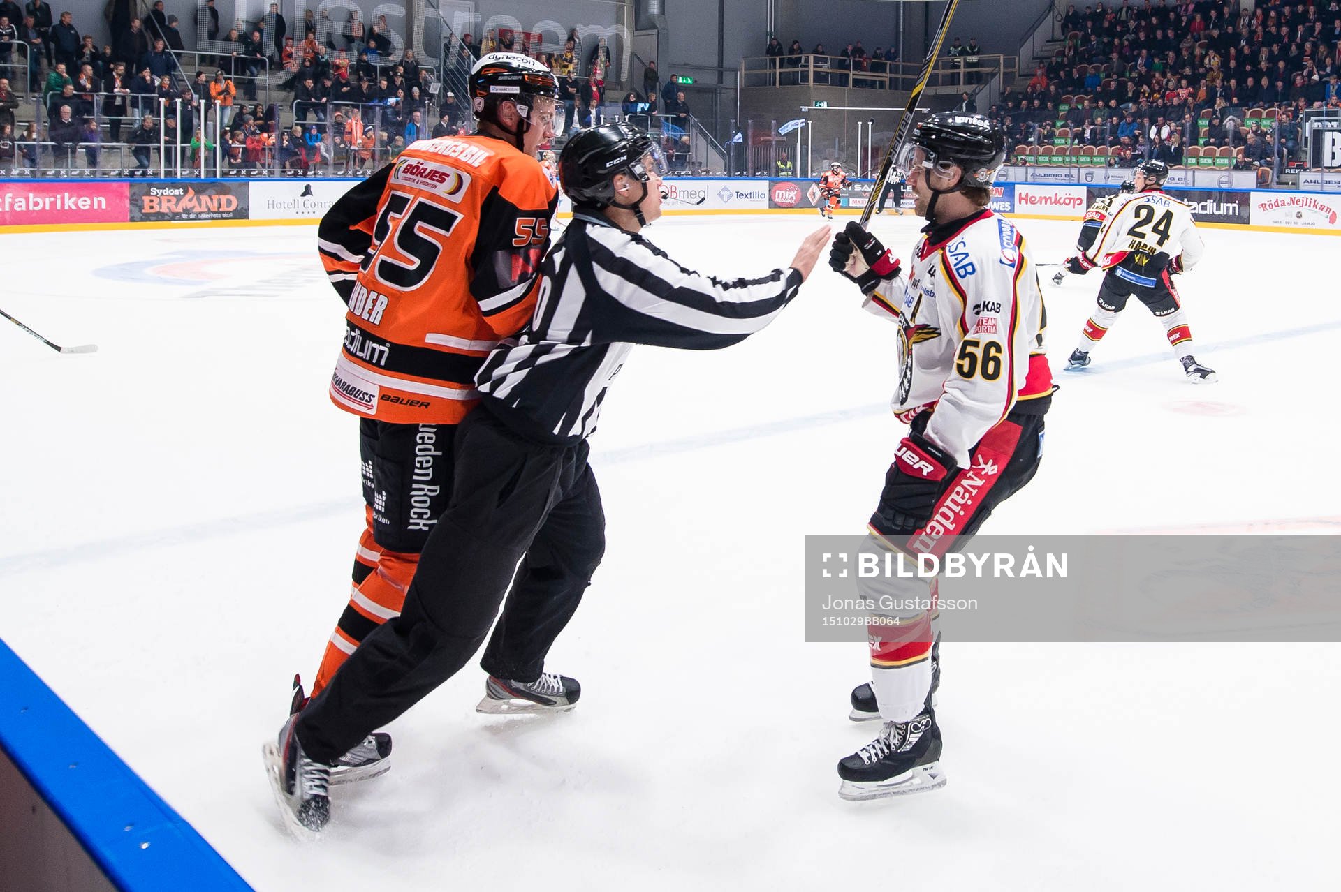Karlskronas Tom Linder och Luleås Jonathan Sigalet i ett