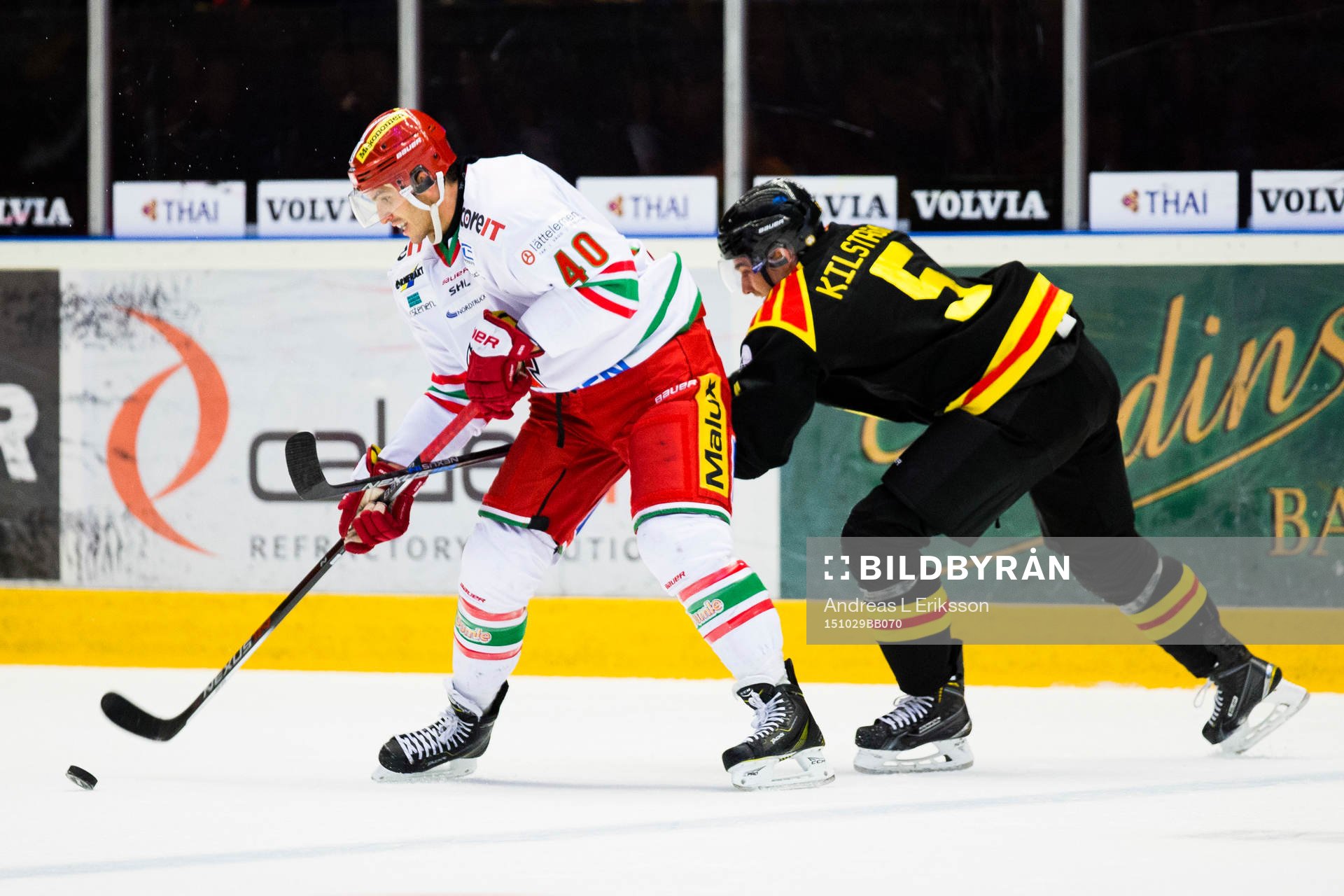 Modos Maxim Lapierre i kamp om pucken med Brynäs Lukas